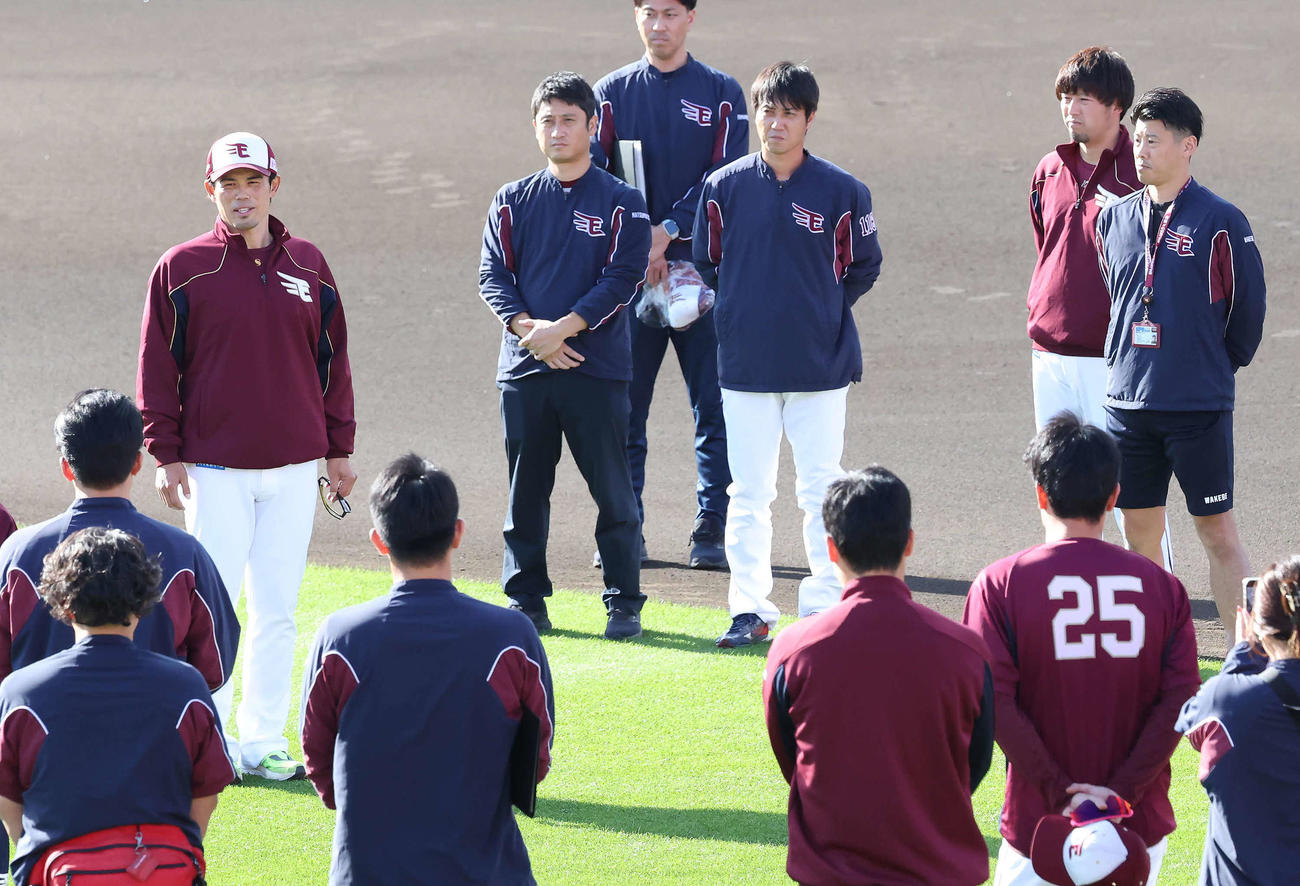 秋季練習を前に選手、スタッフにあいさつする今江新監督（左）（撮影・丹羽敏通）