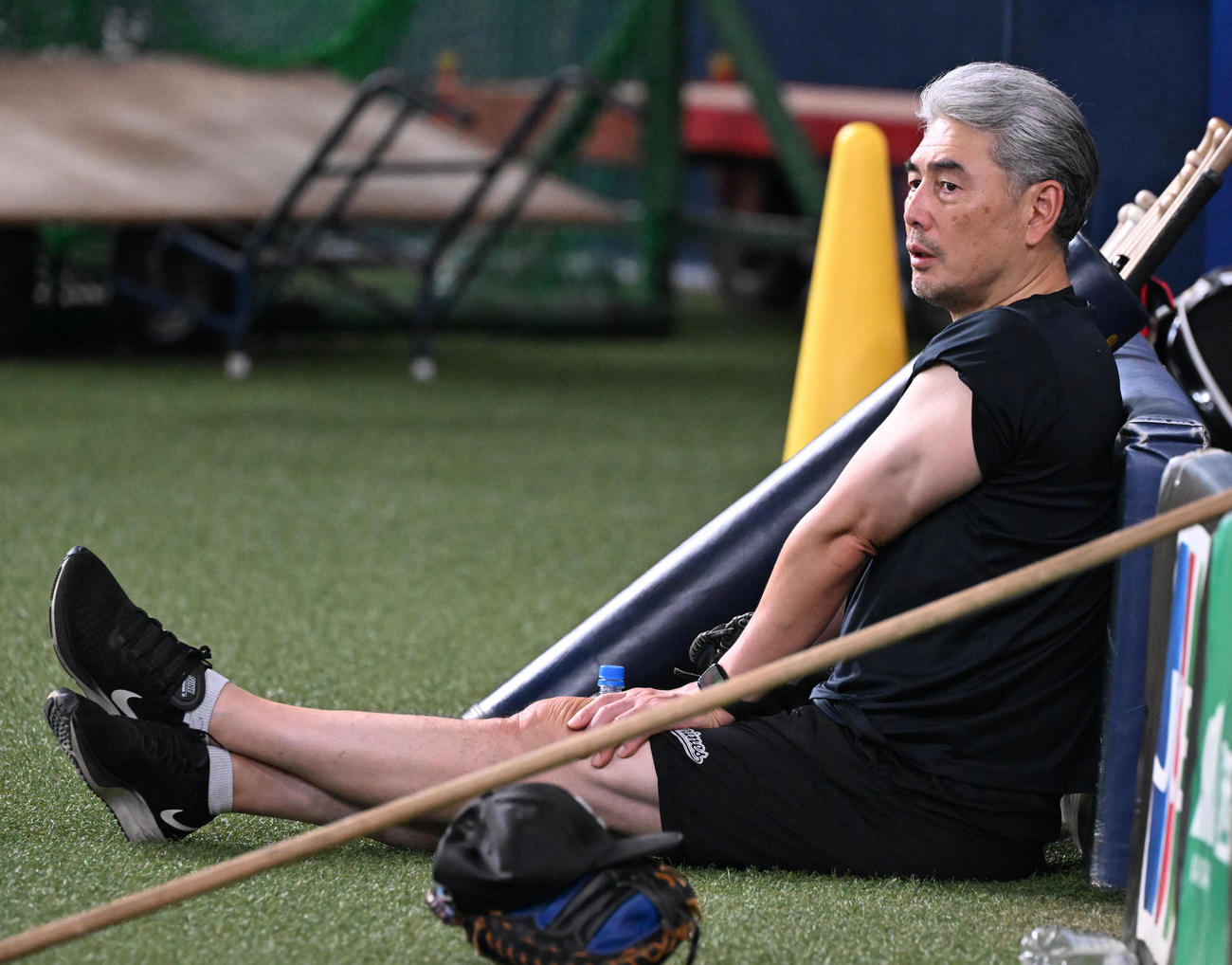 フェンスにもたれ選手の動きをチェックするロッテ吉井監督（撮影・和賀正仁）