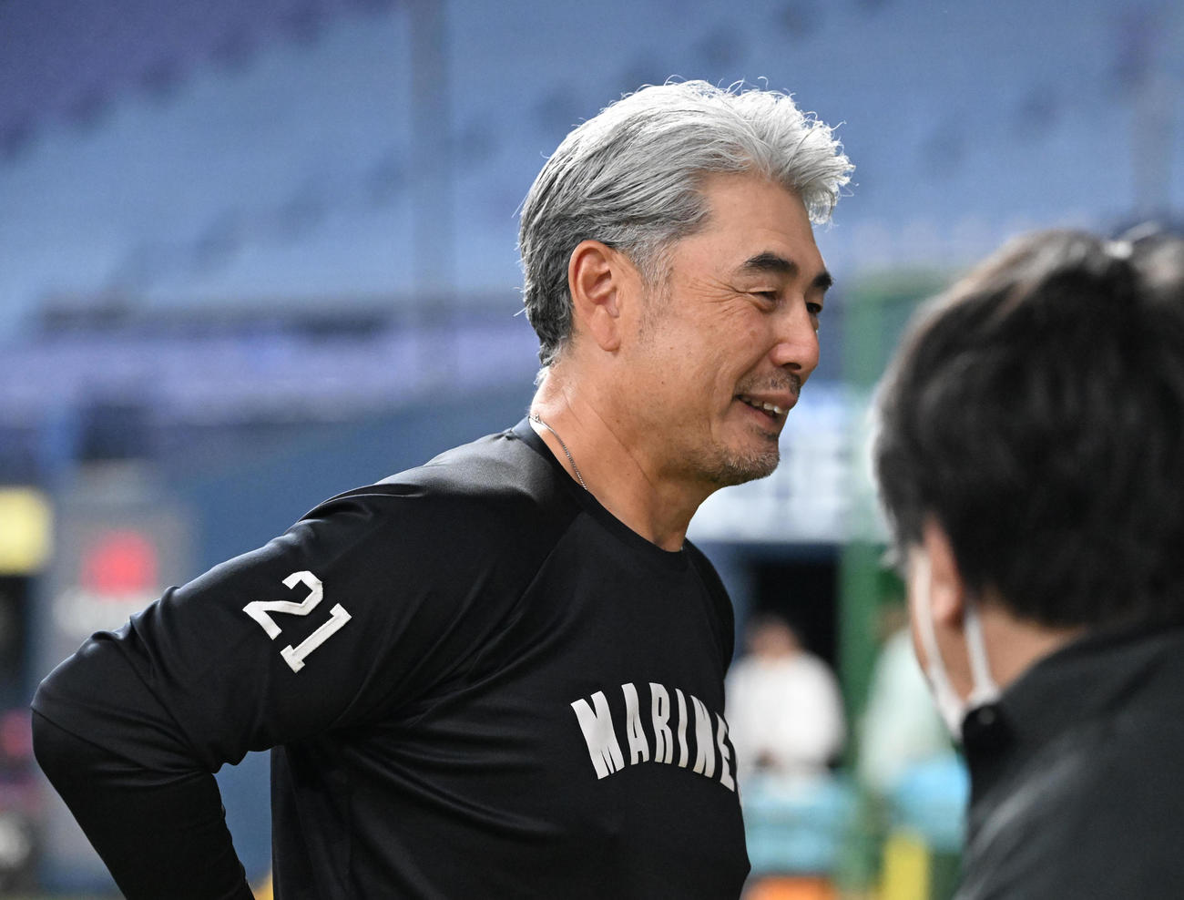 練習後、記者に対応するロッテ吉井監督（撮影・和賀正仁）