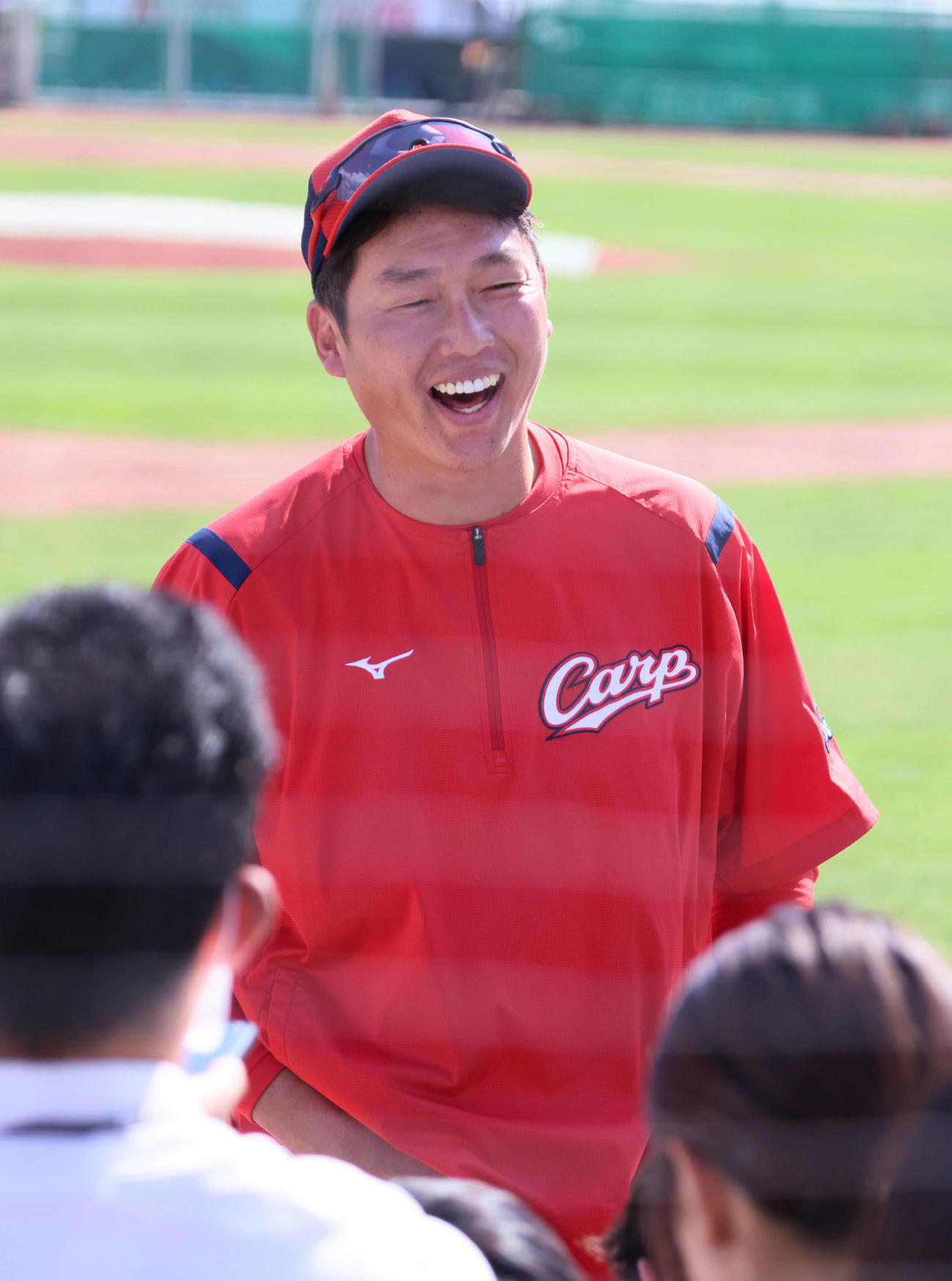 広島全体練習　CSファイナルSの囲み取材に応じる新井監督（撮影・加藤孝規）