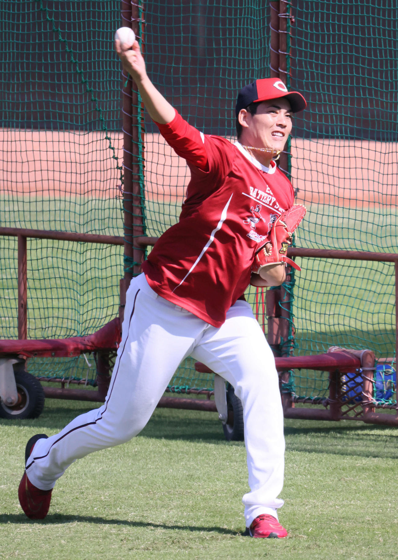 キャッチボールで調整する九里（撮影・加藤孝規）