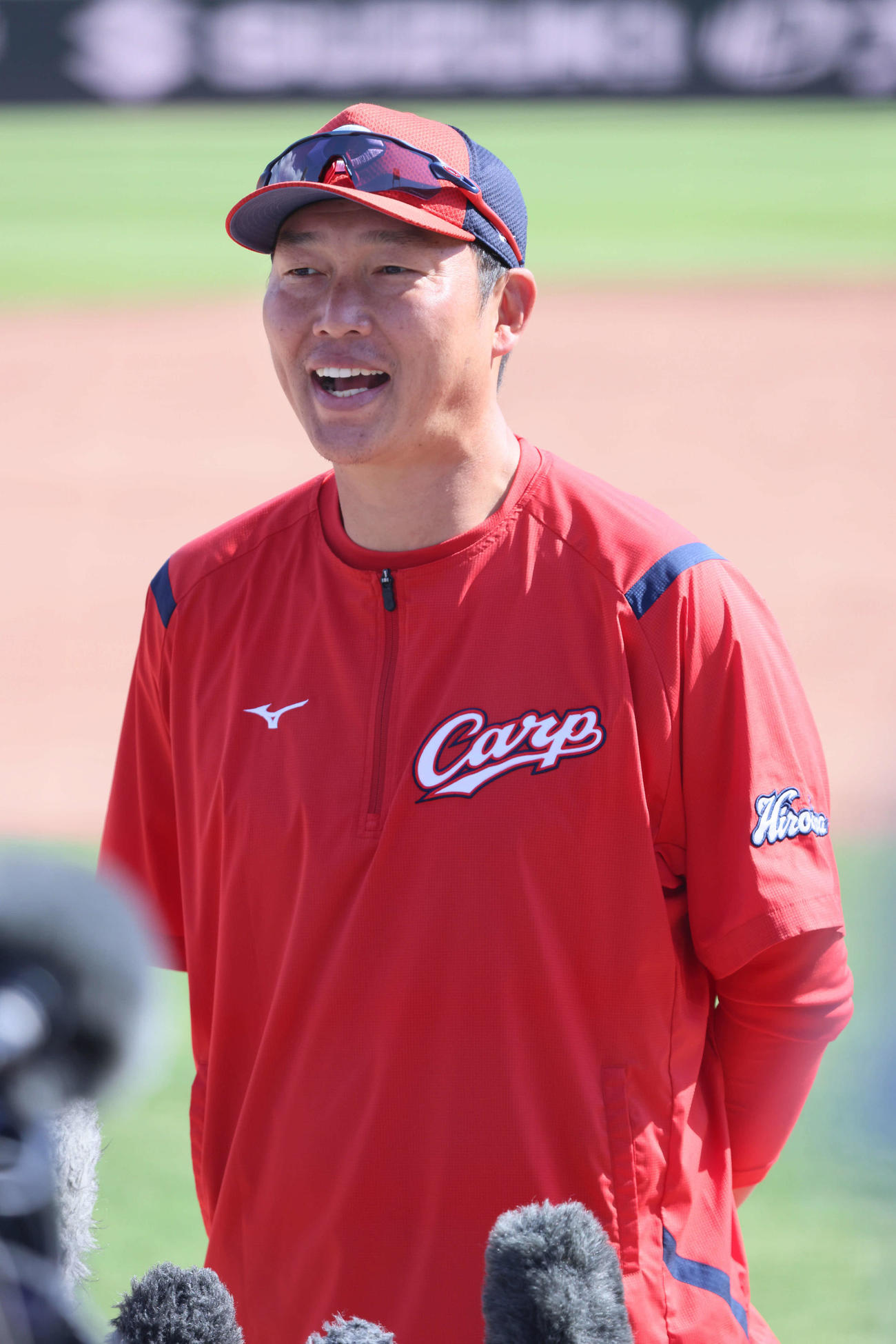広島全体練習　CSファイナルSの囲み取材に応じる新井監督（撮影・加藤孝規）