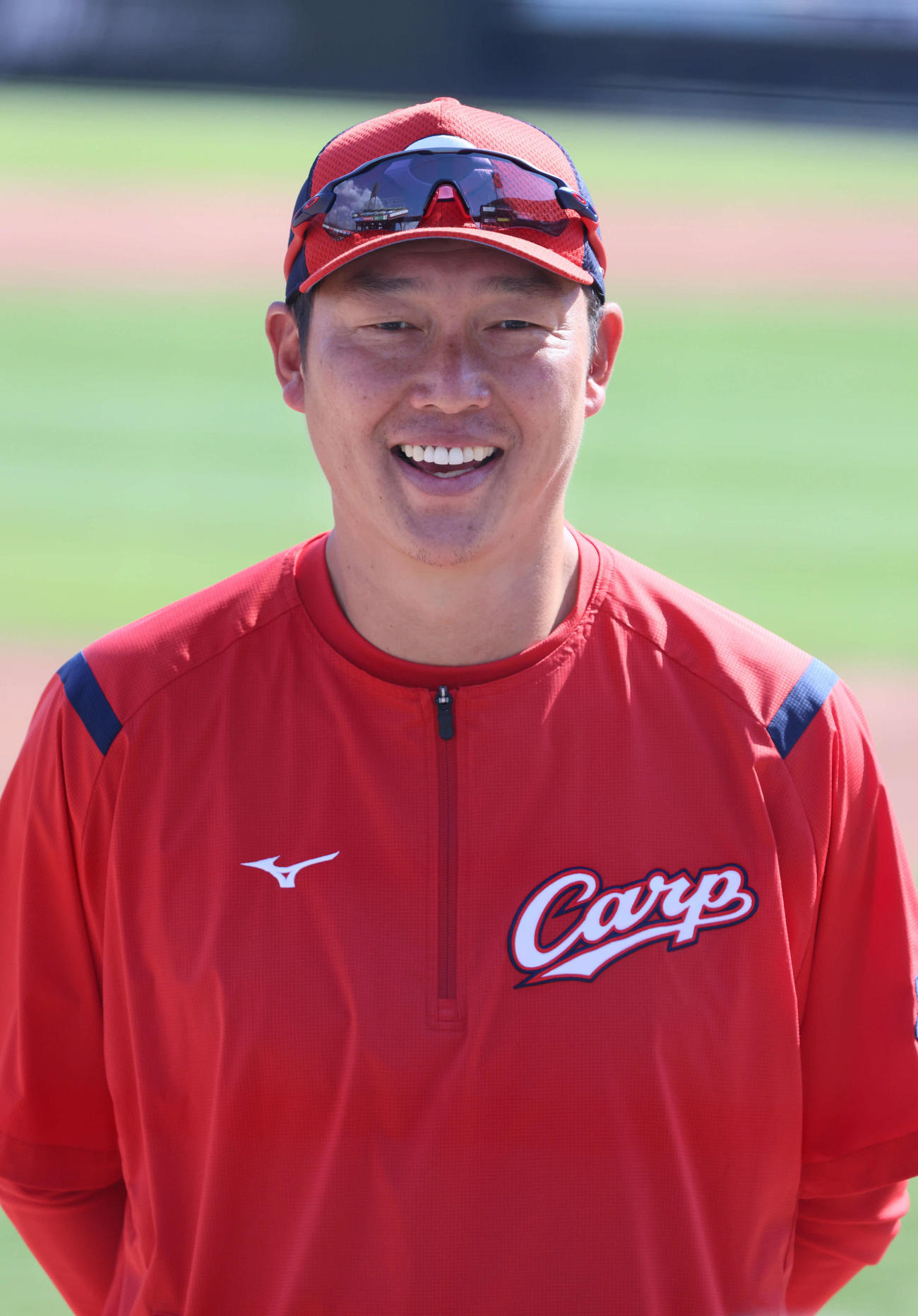 広島全体練習　CSファイナルSの囲み取材に応じる新井監督（撮影・加藤孝規）