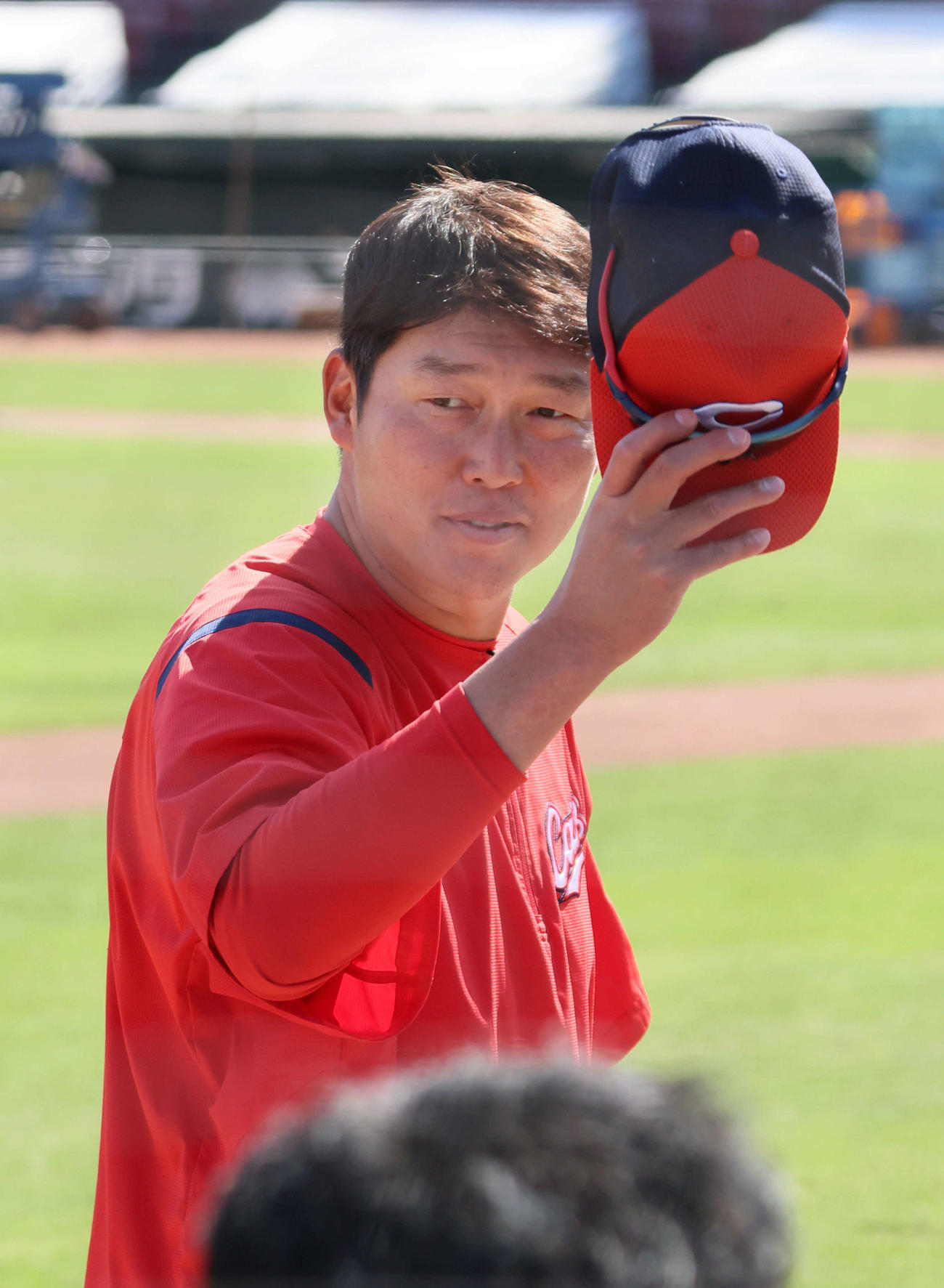 CSファイナルSに向けた囲み取材を終えて引き揚げる広島新井監督（撮影・加藤孝規）