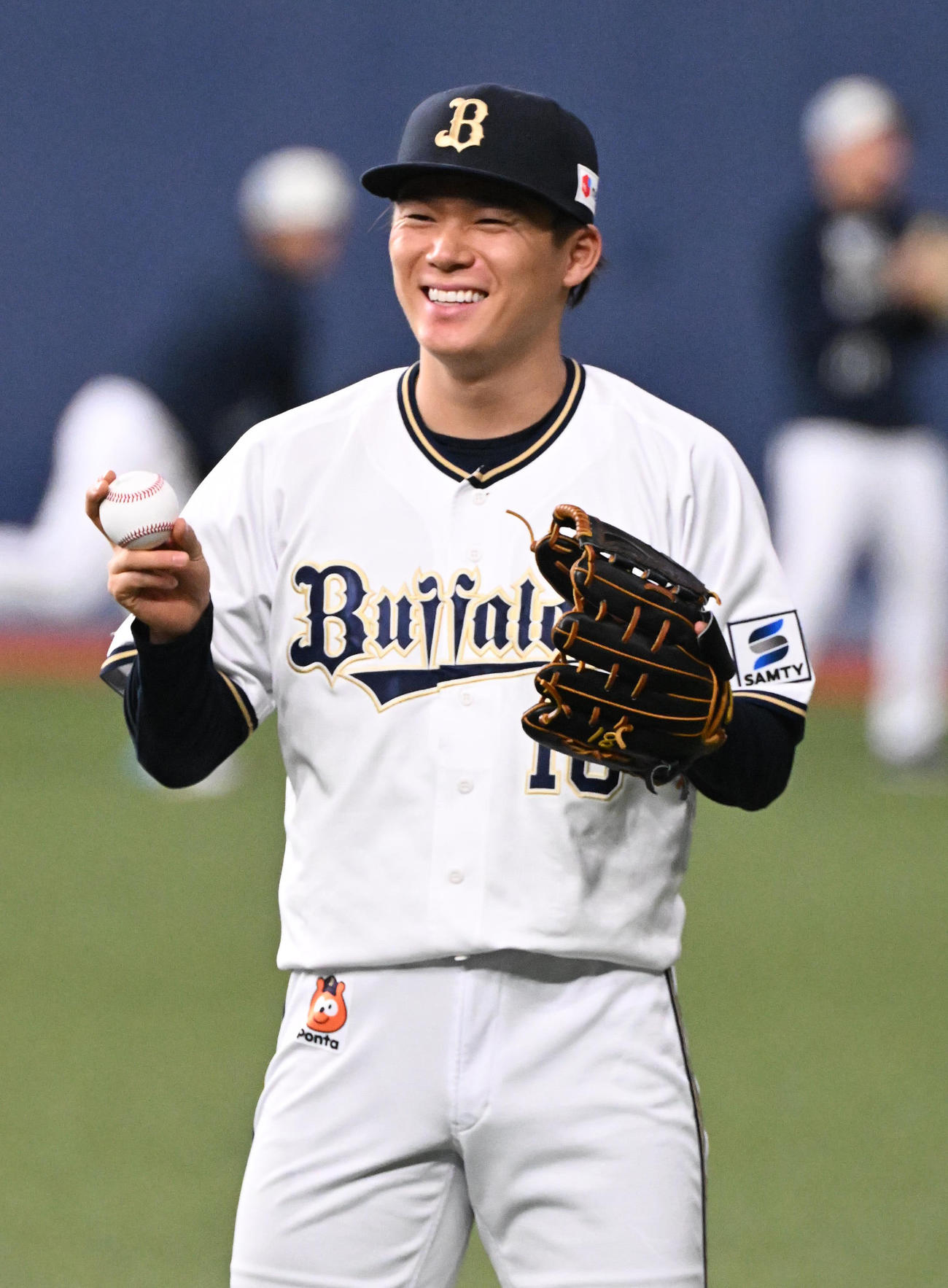 笑顔でキャッチボールするオリックス山本（撮影・和賀正仁）