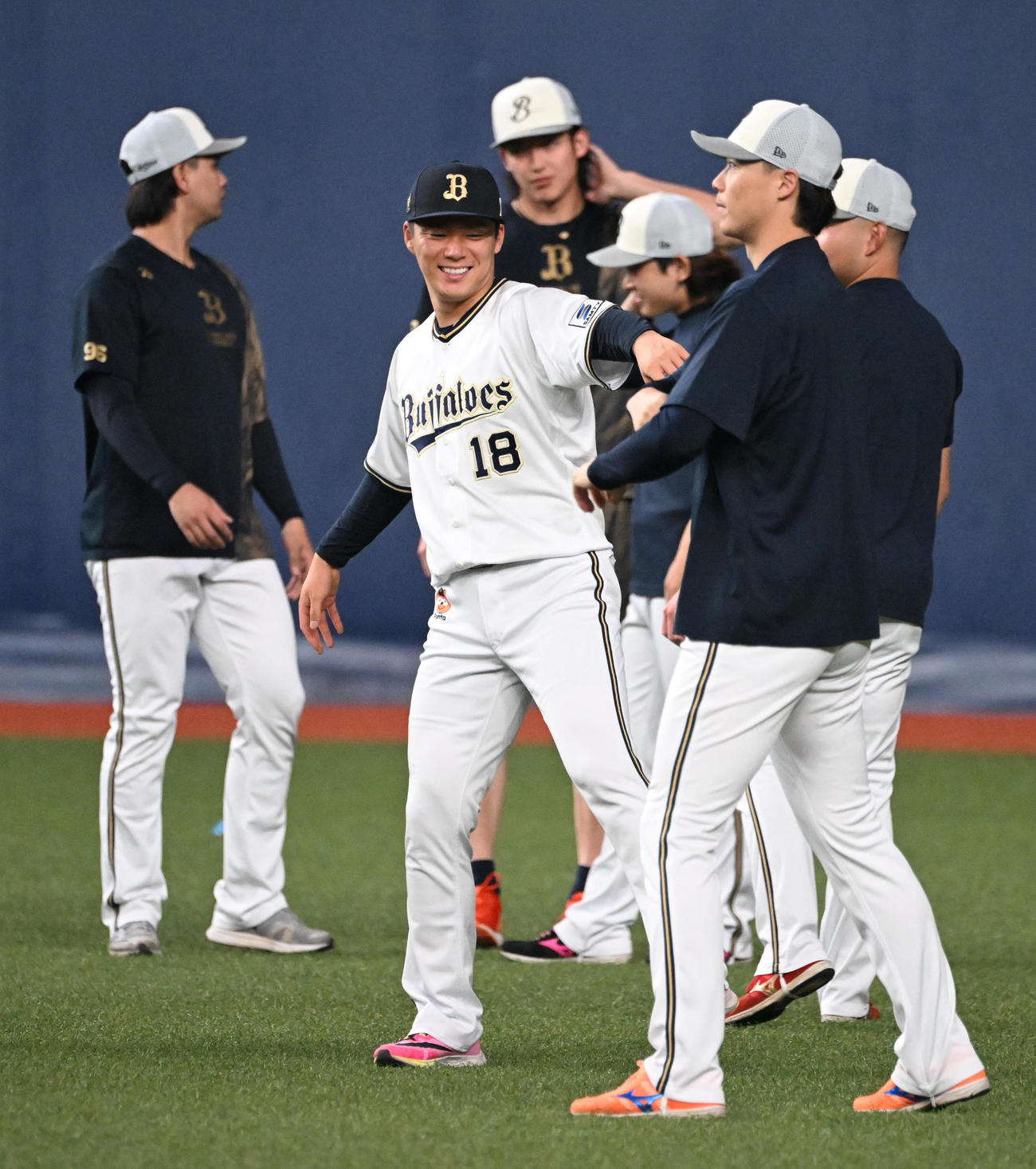 練習前、笑顔でシャドーするオリックス山本（撮影・和賀正仁）