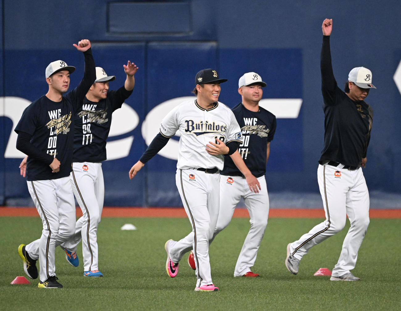 練習前、笑顔でシャドーするオリックス山本（撮影・和賀正仁）