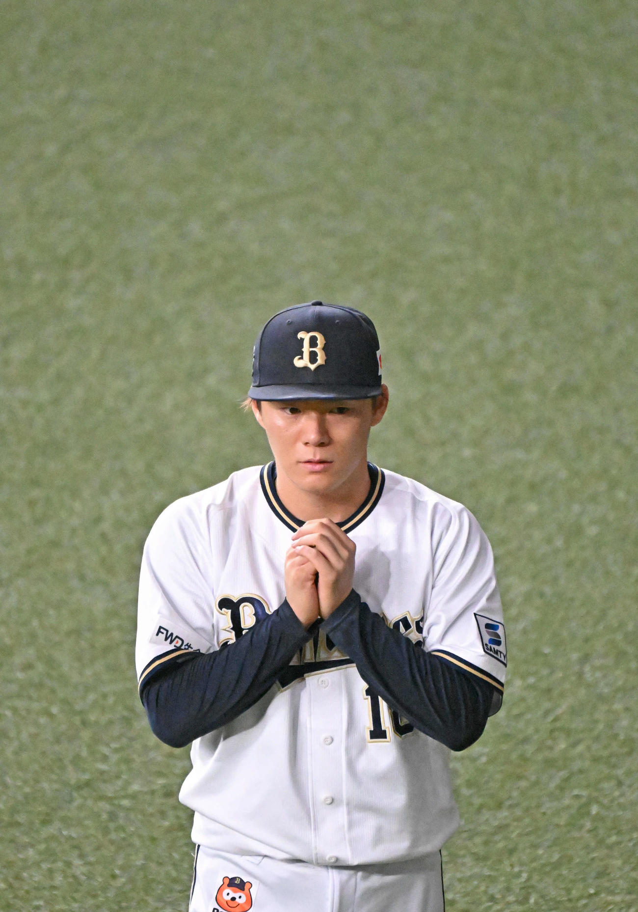 投球フォームを確認するオリックス山本（撮影・石井愛子）