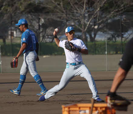 ソフトバンク対日本ハム　フェニックスリーグの試合後、特守に励む日本ハム野村。左は有薗（撮影・永野高輔）