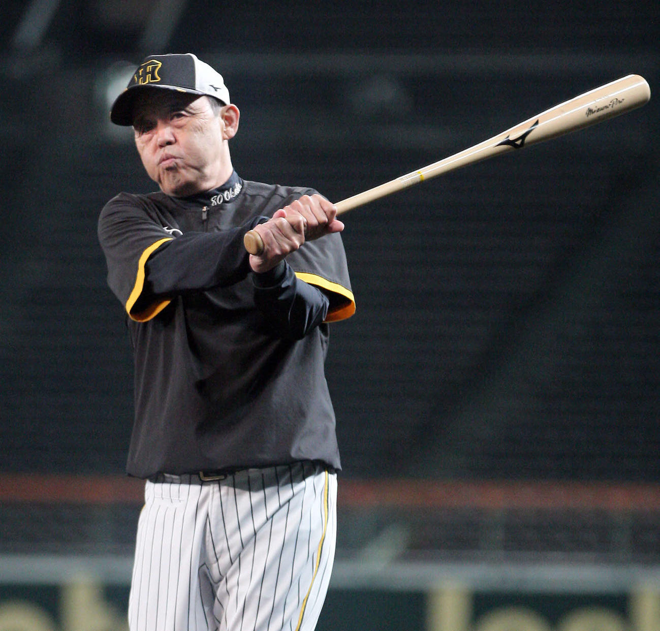 練習を見守りながらバットを振る阪神岡田監督（撮影・上山淳一）