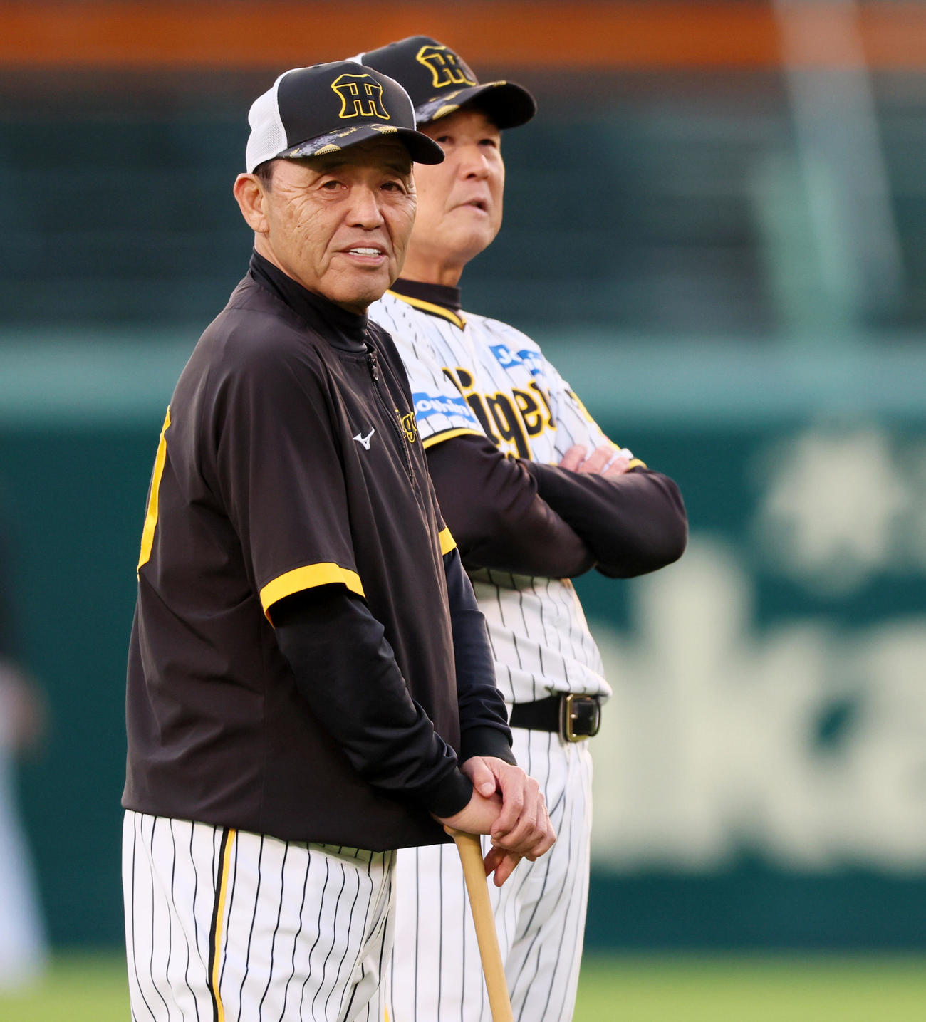 平田ヘッドコーチ（右）と話す岡田監督（撮影・加藤哉）