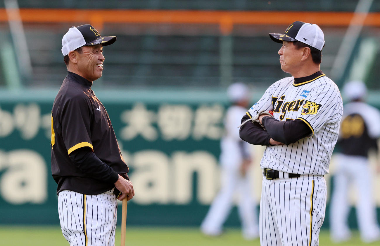 平田ヘッドコーチ（右）と談笑する岡田監督（撮影・加藤哉）