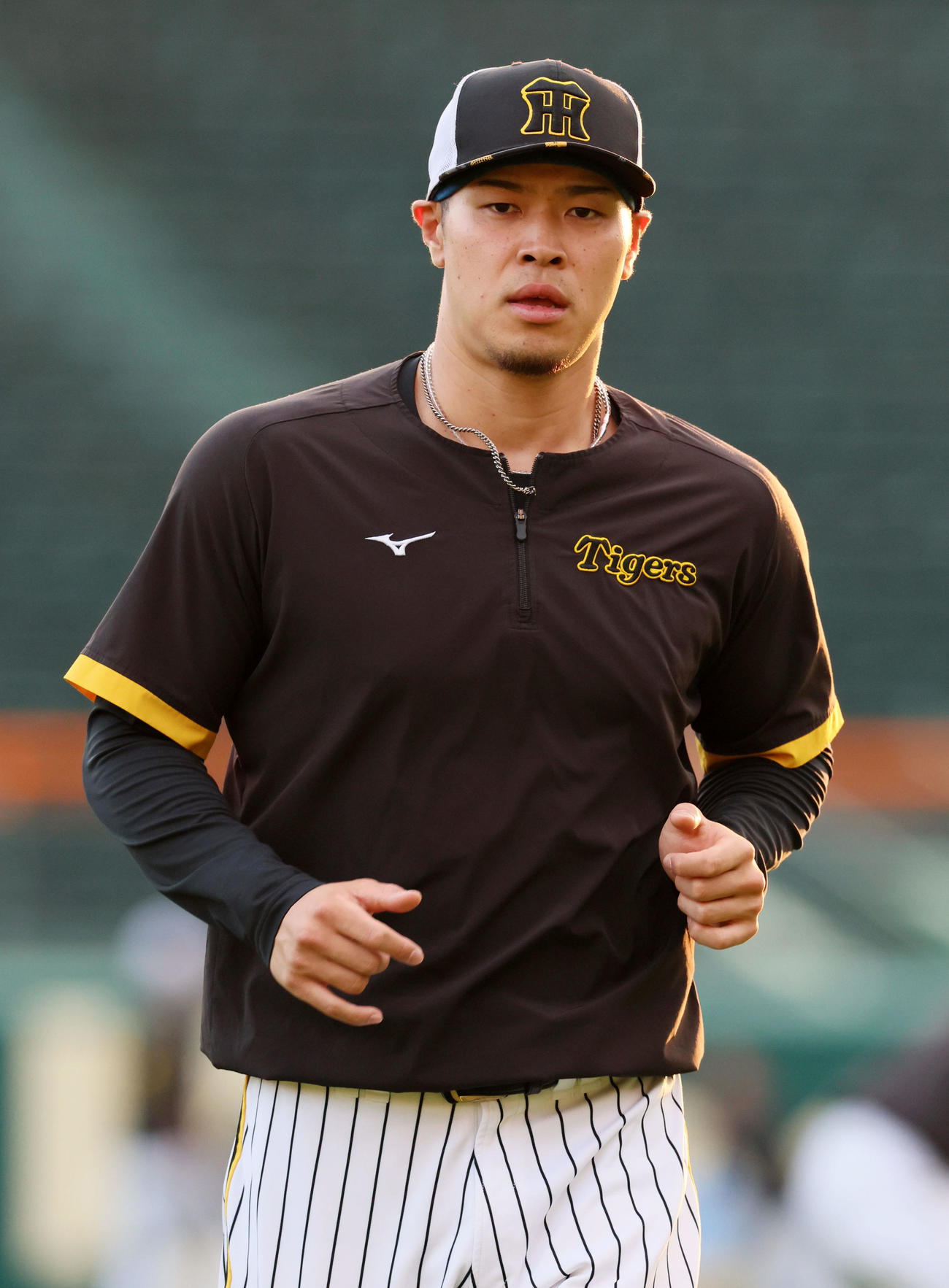外野でランニングする佐藤輝（撮影・加藤哉）
