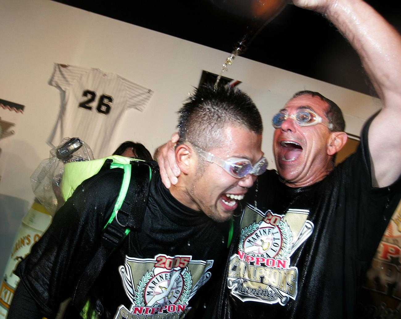 05年10月、日本シリーズ祝勝会でロッテ今江敏晃にビールをかけるボビー・バレンタイン監督