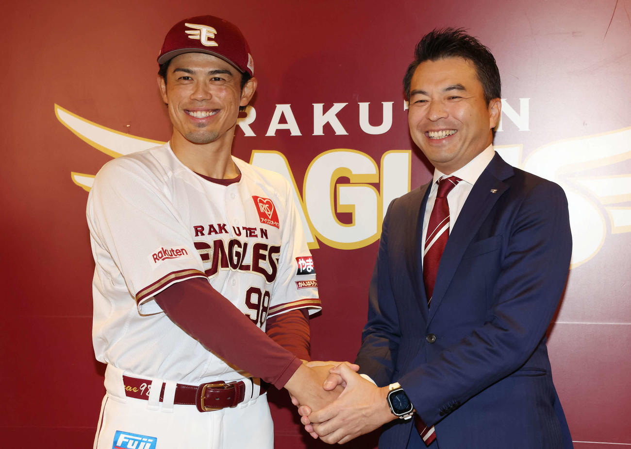 就任会見で握手を交わす今江監督（左）と森井球団社長（撮影・丹羽敏通）