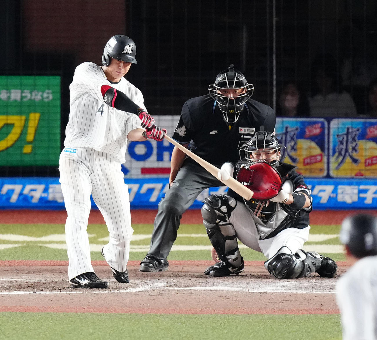 ロッテ対ソフトバンク　10回裏ロッテ無死一、二塁、3点本塁打を放つ藤岡（2023年10月16日撮影）