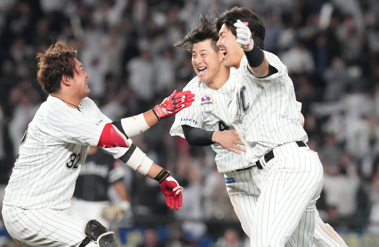 ロッテ対ソフトバンク　10回裏ロッテ2死一塁、サヨナラ打を放った安田尚憲（右）と喜ぶ藤岡裕大（中央）（2023年10月16日撮影）