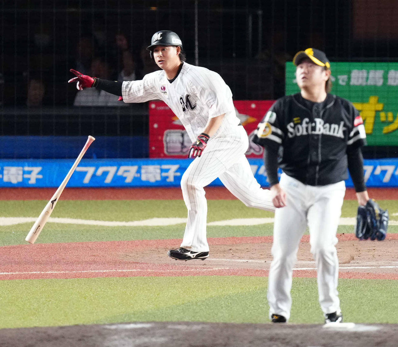 ロッテ対ソフトバンク　10回裏ロッテ無死一、二塁、同点3点本塁打を放つ藤岡。投手津森（2023年10月16日撮影）