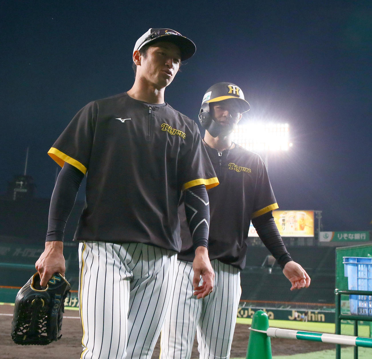 ナイターで練習する阪神近本（手前）と中野（撮影・上山淳一）