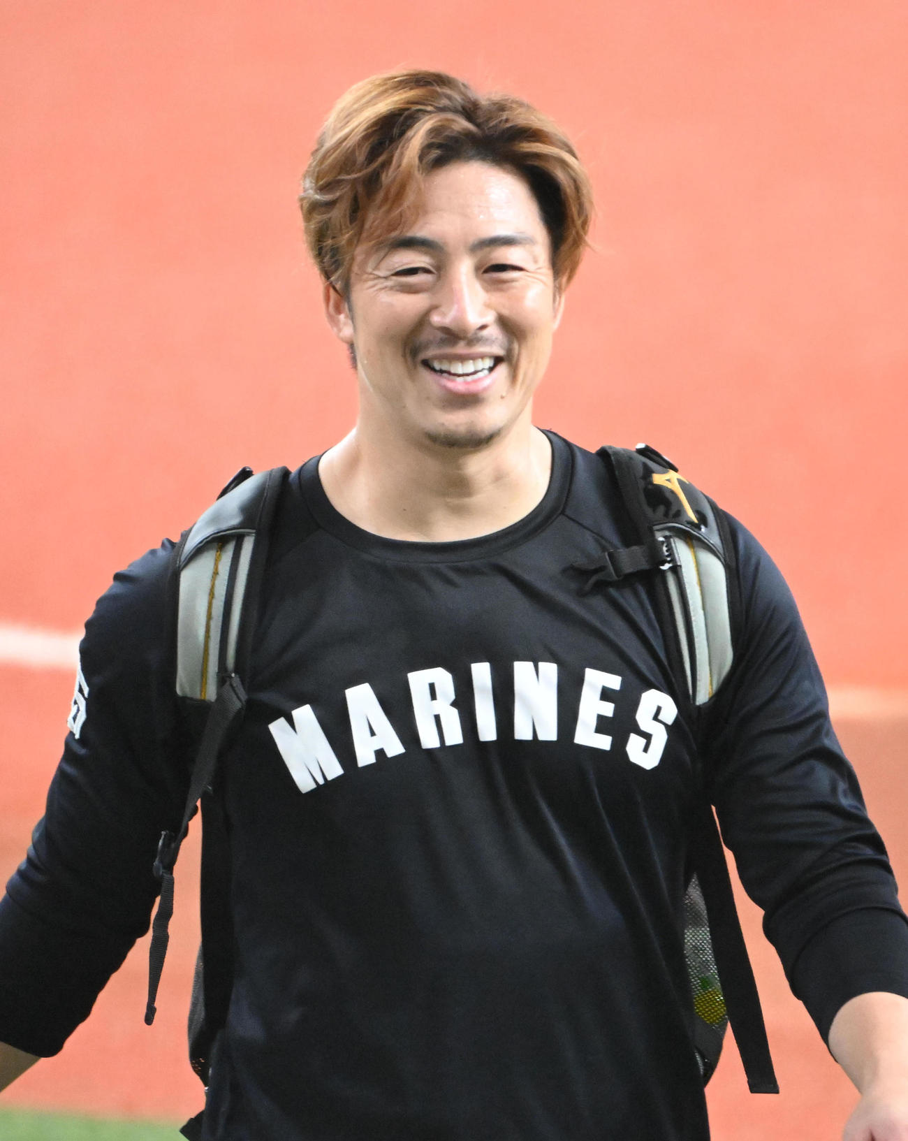 笑顔で練習を引き揚げる美馬（撮影・石井愛子）