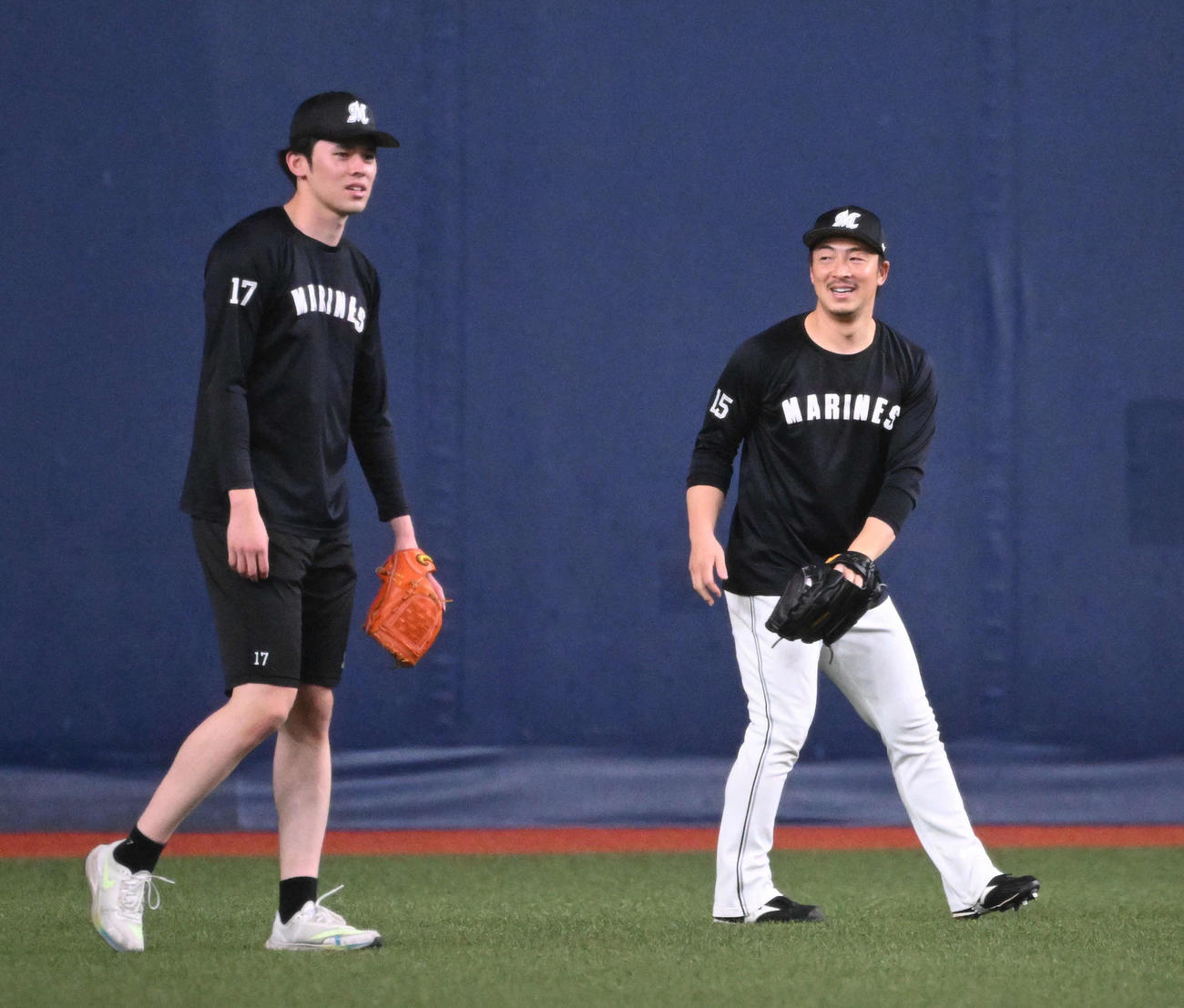 練習中に談笑するロッテ美馬（右）と佐々木朗（撮影・和賀正仁）