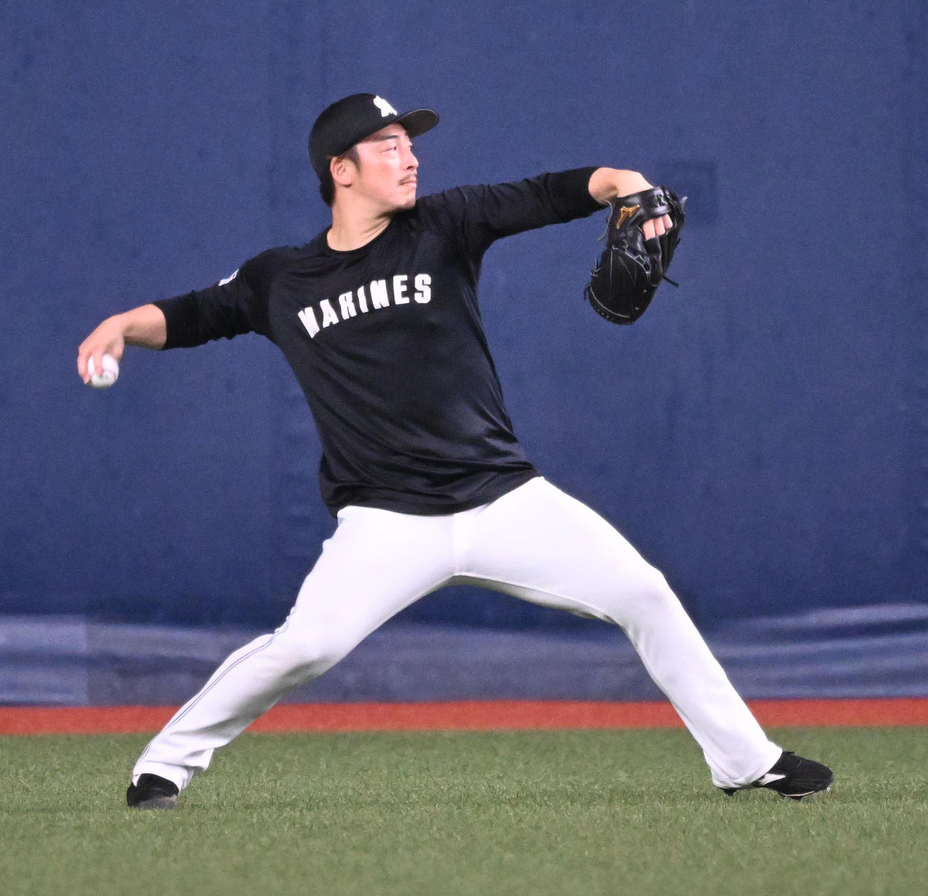 外野でキャッチボールするロッテ美馬（撮影・和賀正仁）