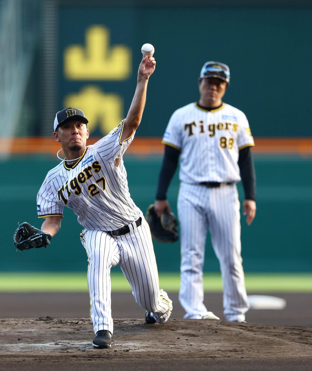 マウンドで投球する阪神伊藤将。右は安藤コーチ（撮影・上山淳一）