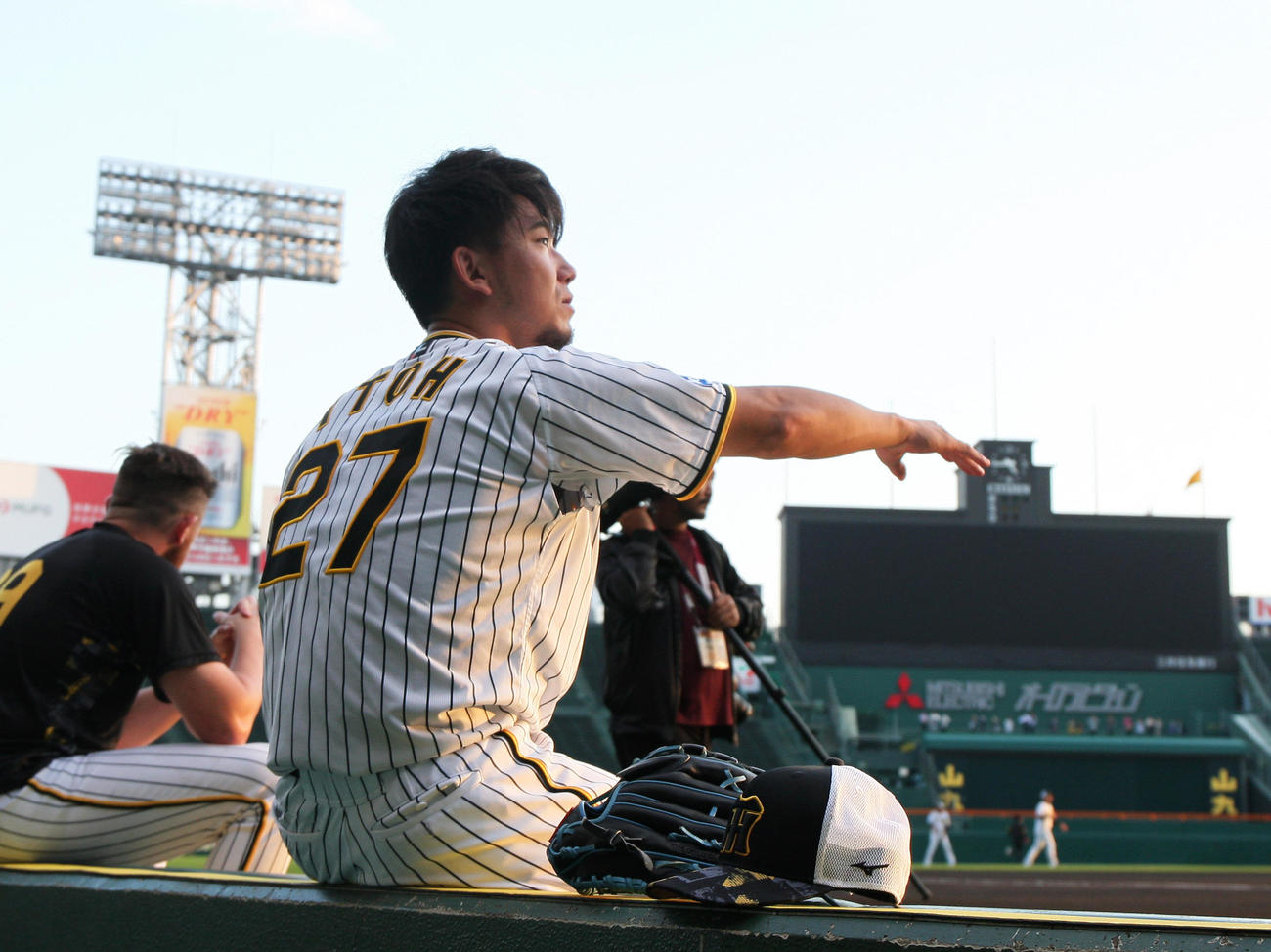 練習の合間に休憩する伊藤将（撮影・上山淳一）