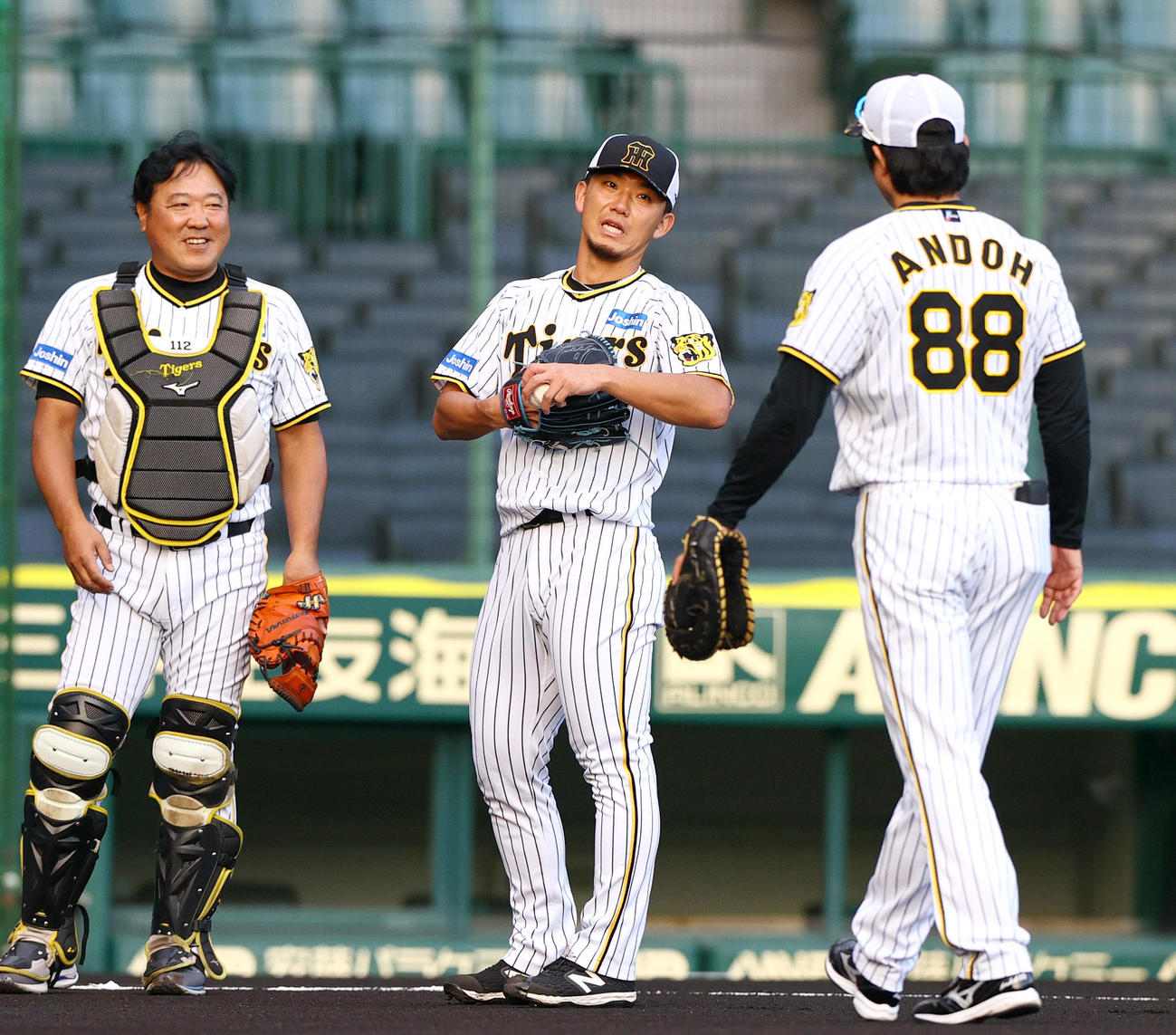 マウンドで投球を終えた伊藤将（中央）は安藤投手コーチ（右）と話す。左は片山ブルペン捕手（撮影・上山淳一）