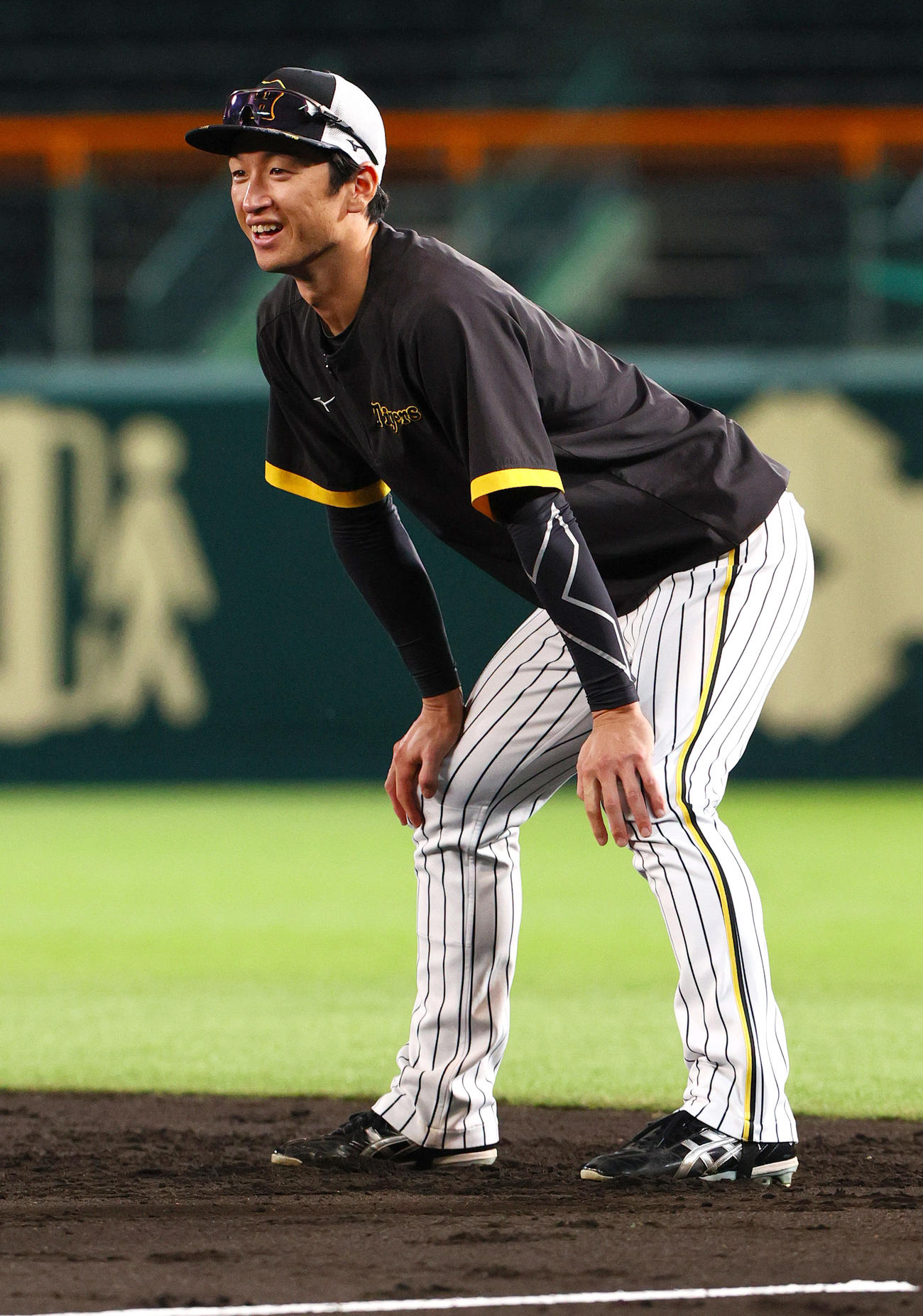 リラックスした表情で練習に励む阪神近本（撮影・上山淳一）