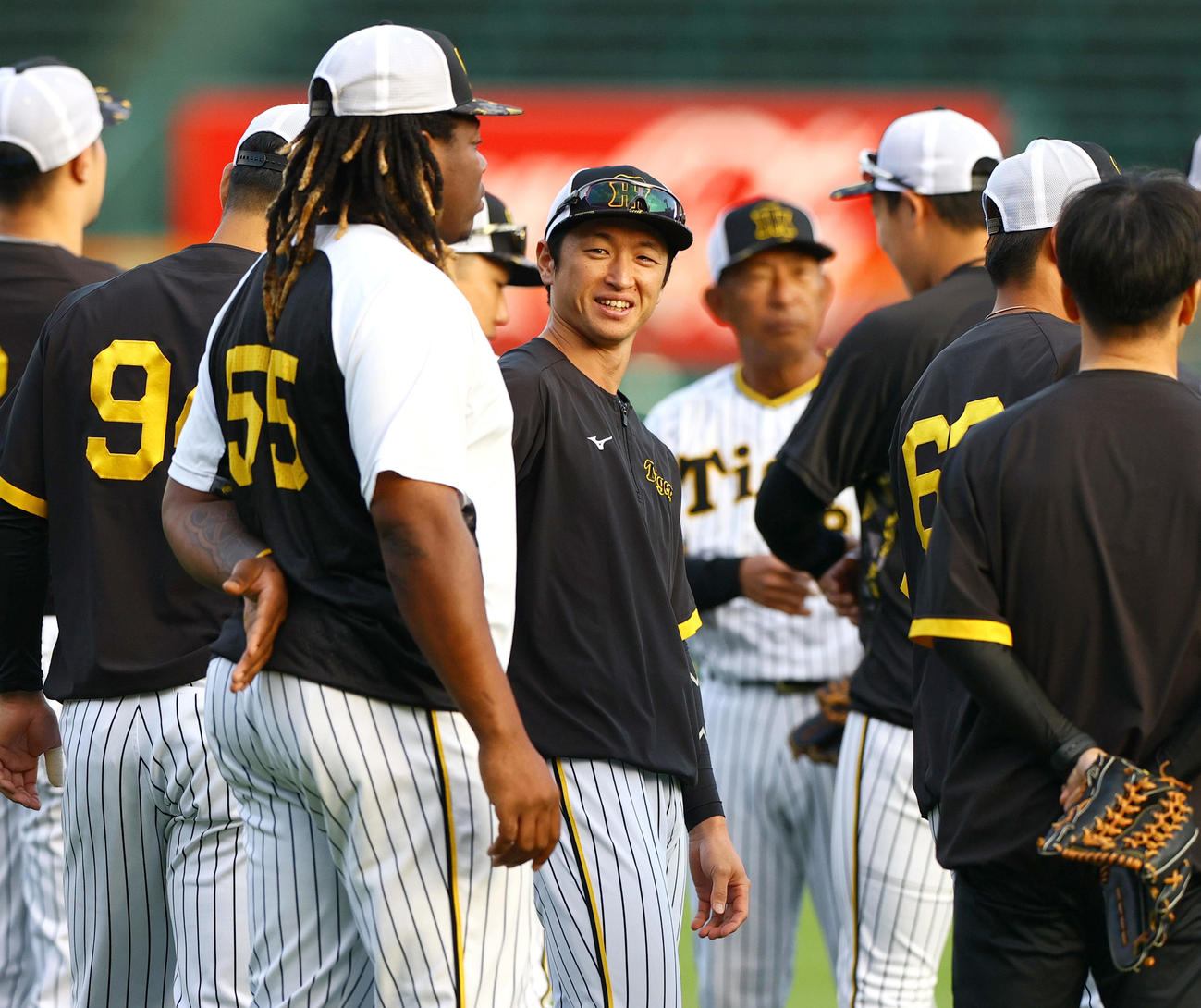 リラックスした表情で練習に励む阪神近本（中央）（撮影・上山淳一）