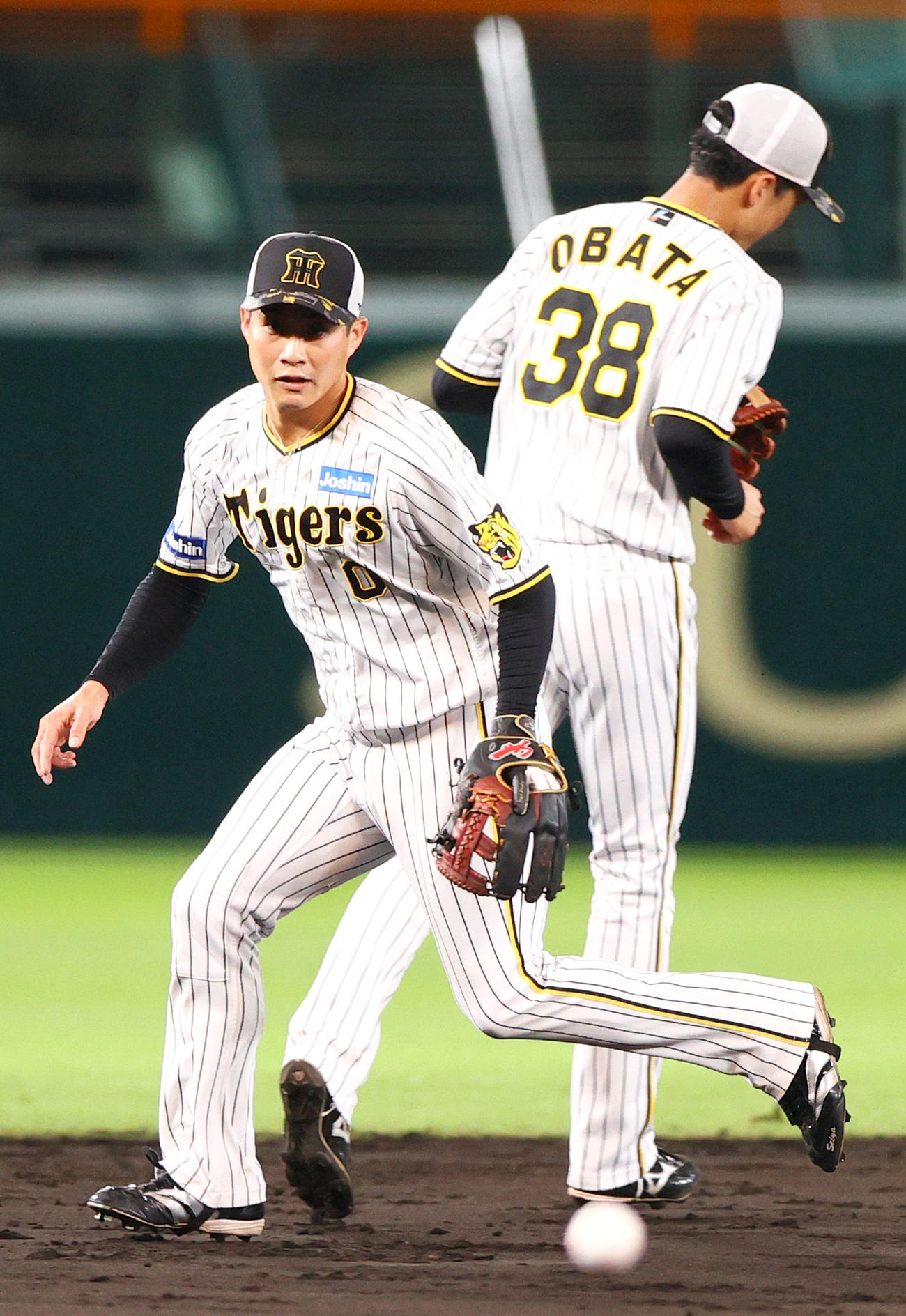 シートノックで汗を流す阪神木浪（撮影・上山淳一）