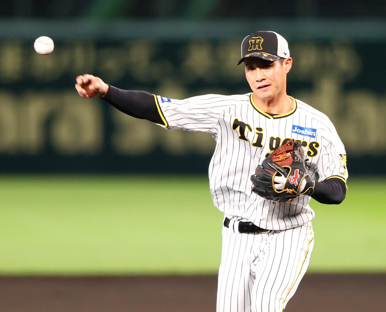 シートノックで汗を流す阪神木浪（撮影・上山淳一）