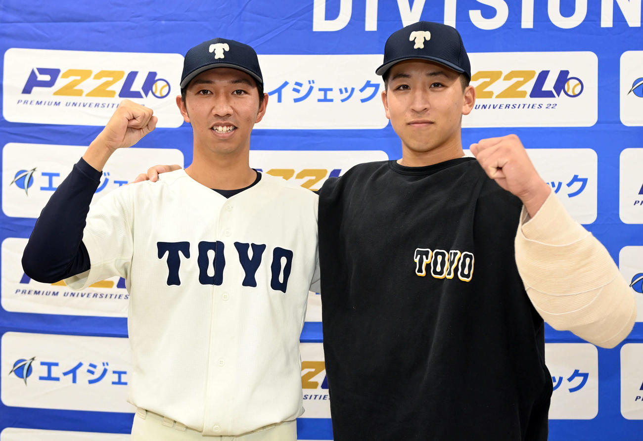 中大対東洋大　中大に勝利し笑顔を見せる東洋大楠（左）と細野（撮影・たえ見朱実）