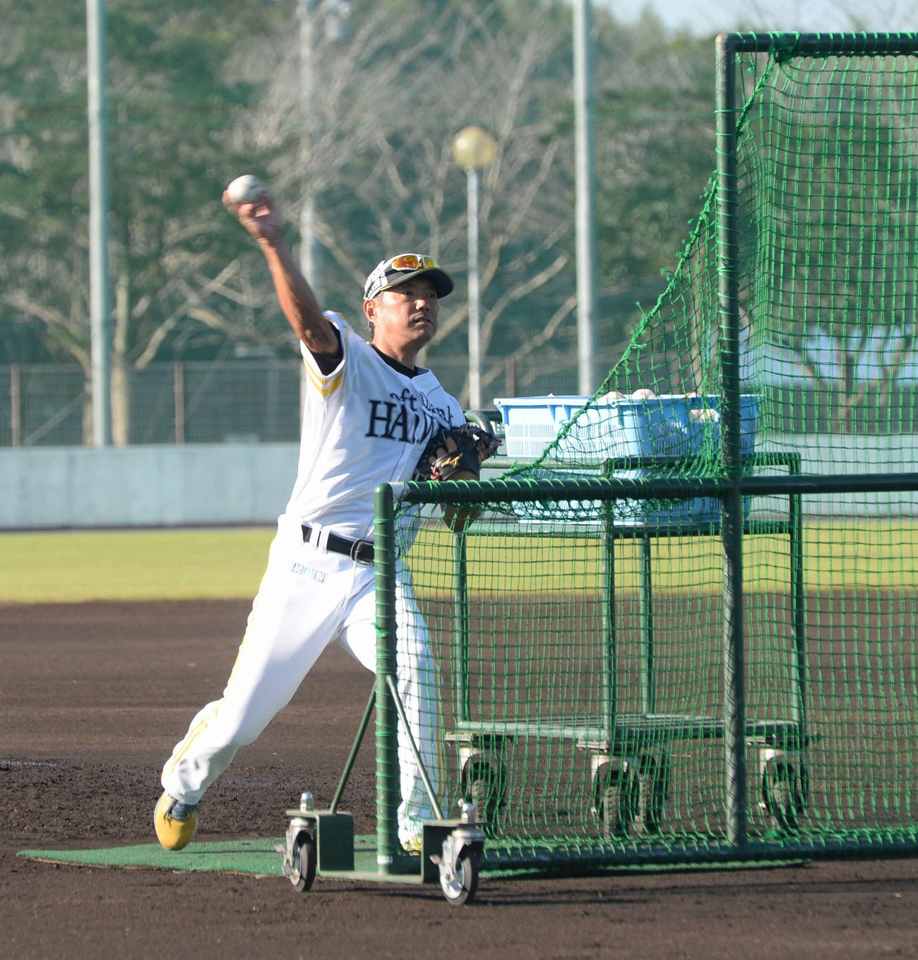 打撃投手を務めるソフトバンク小久保2軍監督（撮影・佐藤究）