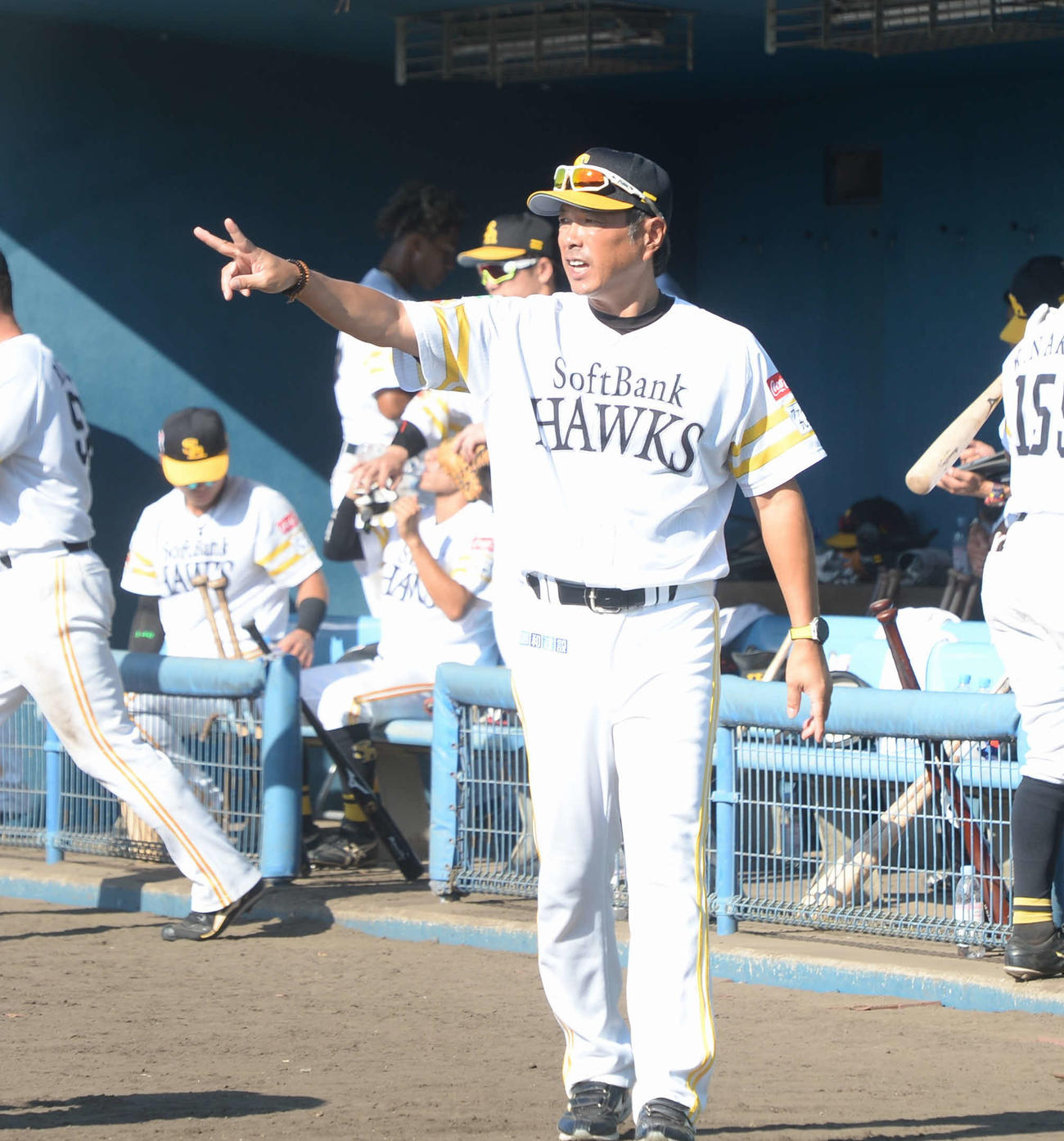 指示を出すソフトバンク小久保2軍監督（撮影・佐藤究）