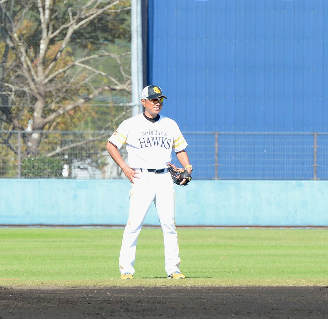 明るい表情で練習を見守るソフトバンク小久保2軍監督（撮影・佐藤究）