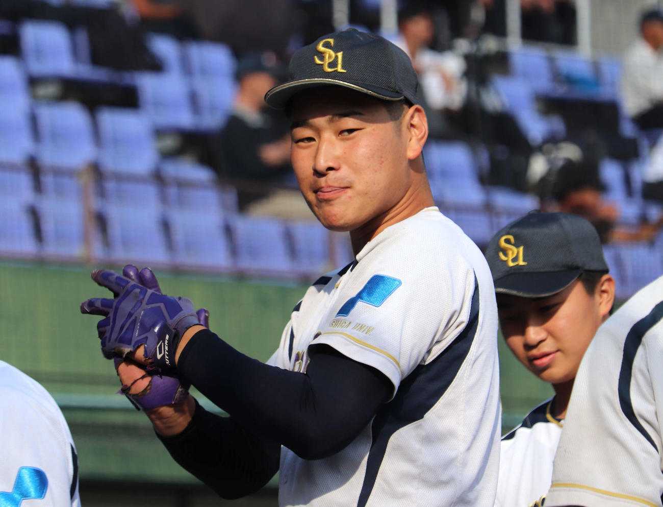 京滋大学野球　びわこ成蹊スポーツ大対滋賀大　4番DHで出場した滋賀大の若林大雅内野手（4年＝天白）は、破れた打撃用手袋をはめ続けて仲間を鼓舞する（撮影・中島麗）