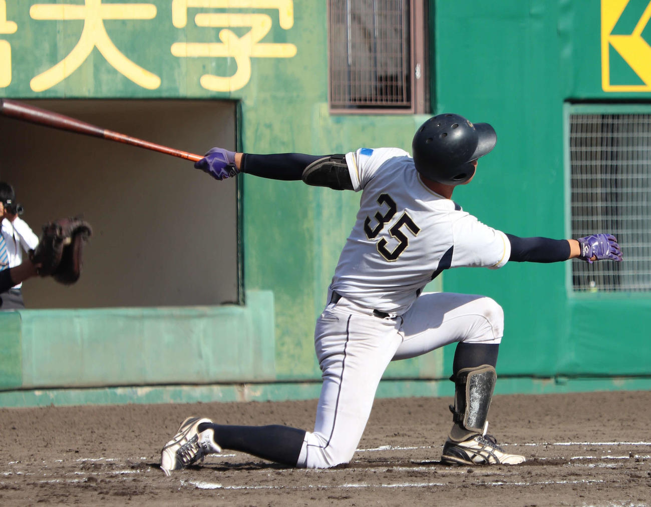 京滋大学野球　びわこ成蹊スポーツ大対滋賀大　7回2死で三振する、滋賀大の若林