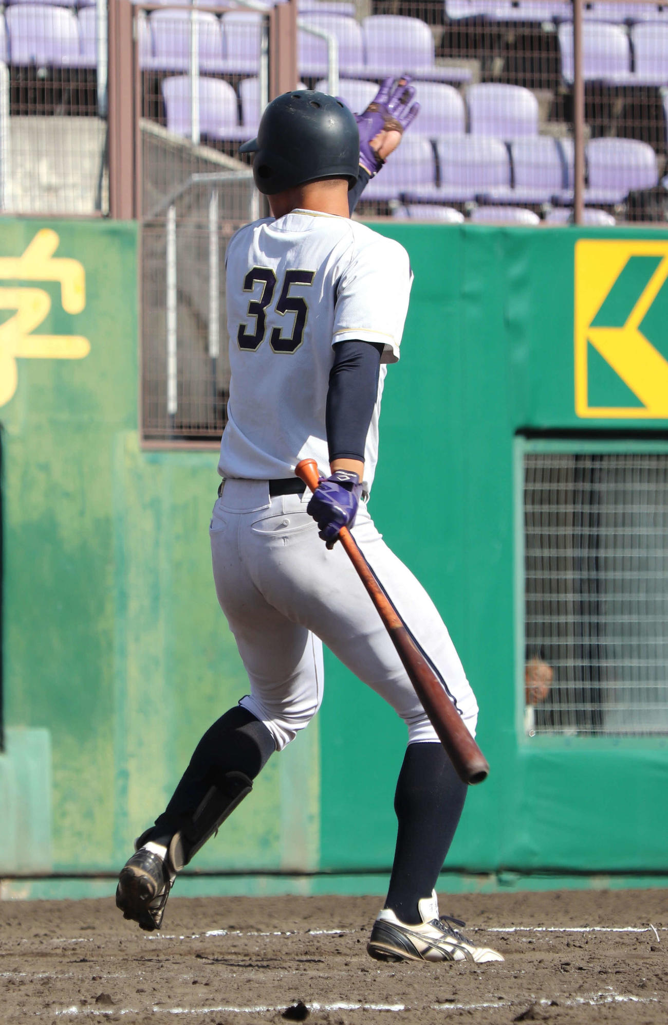京滋大学野球　びわこ成蹊スポーツ大対滋賀大　5回2死三塁で暴投の間に、滋賀大の三塁走者の佐野光之助を呼び込む4番若林