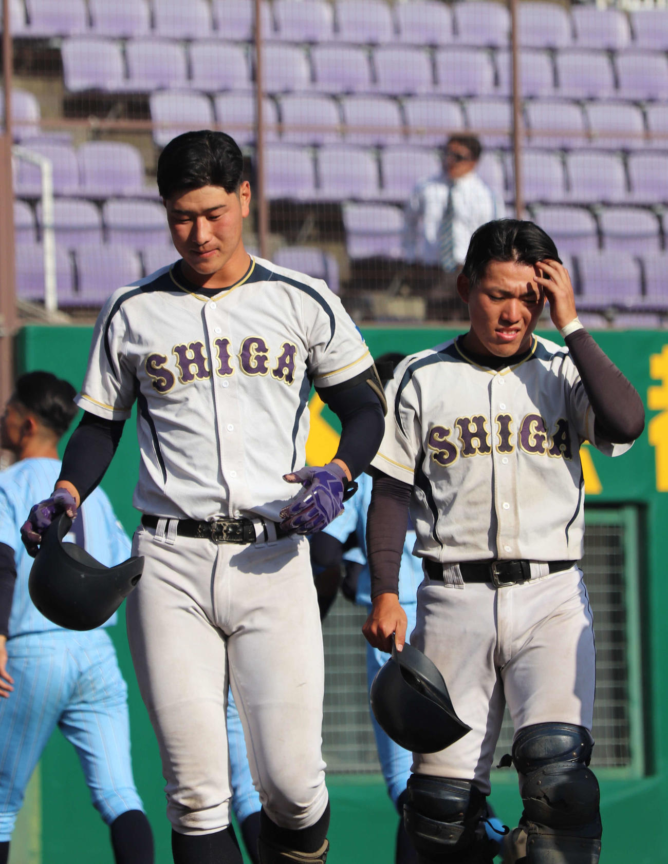 京滋大学野球　びわこ成蹊スポーツ大対滋賀大　　試合に敗れてベンチに戻る滋賀大の若林