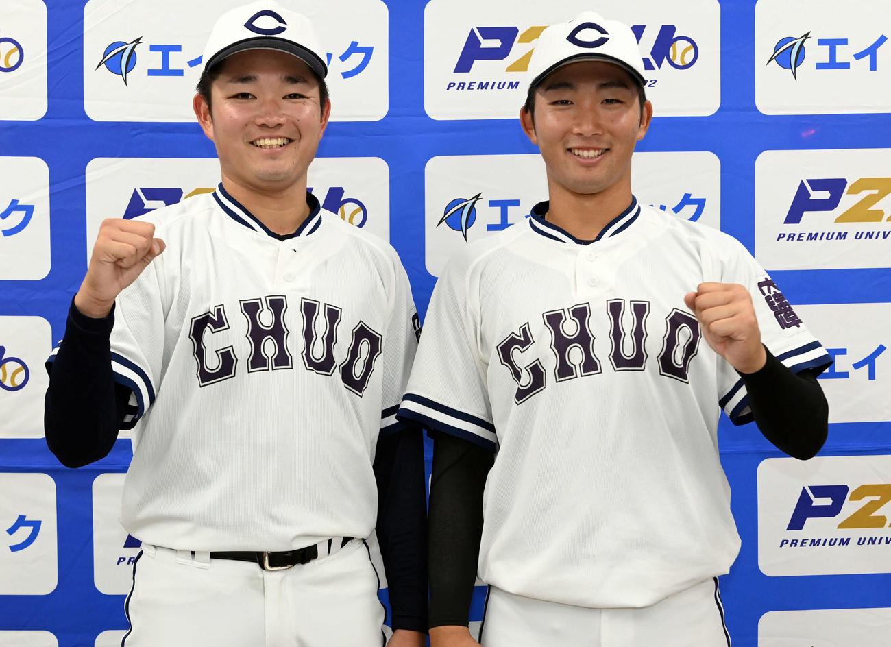 東洋大対中大　東洋大に勝利し笑顔を見せる中大石田（左）と中前（撮影・たえ見朱実）