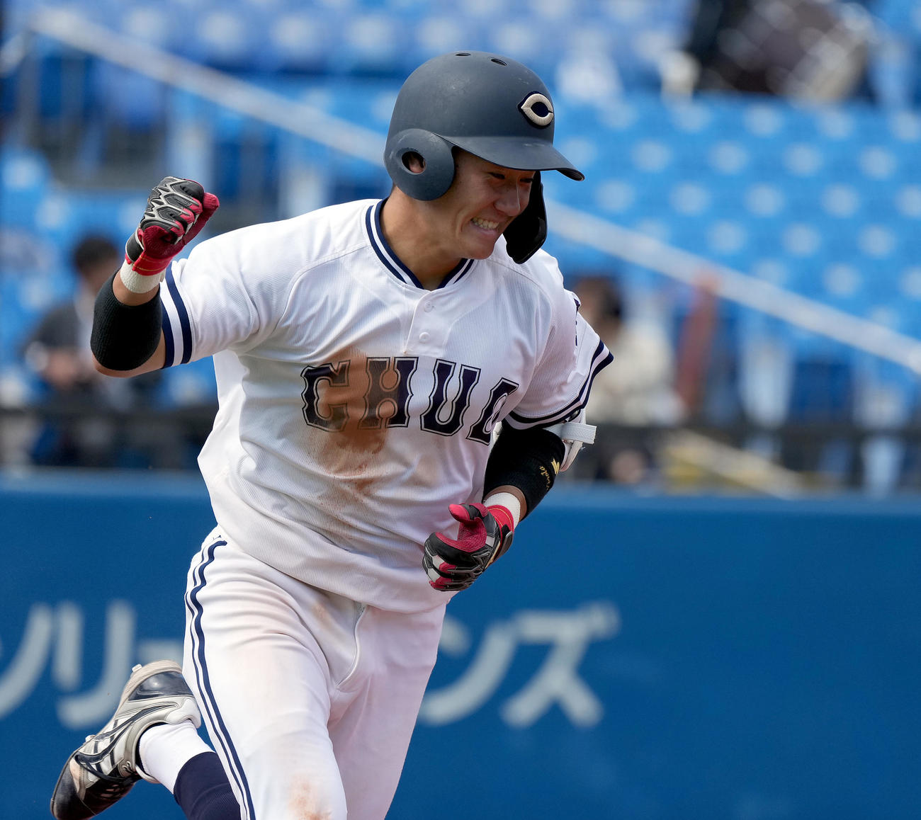 東洋大対中大　8回裏中大2死一、二塁、2点適時打を放ち笑顔を見せる野呂田（撮影・たえ見朱実）