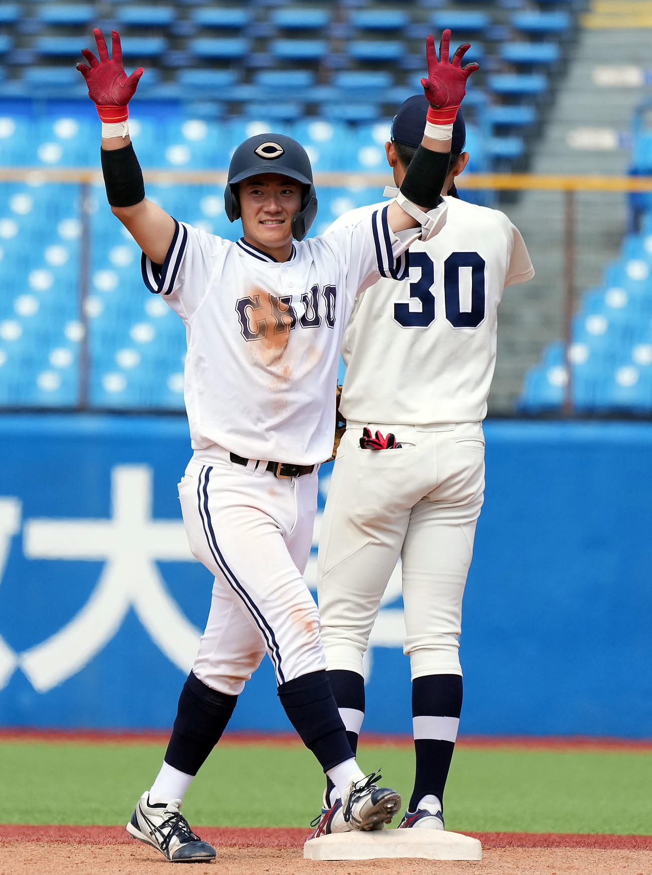 東洋大対中大　8回裏中大2死一、二塁、2点適時打を放ち笑顔を見せる野呂田（撮影・たえ見朱実）