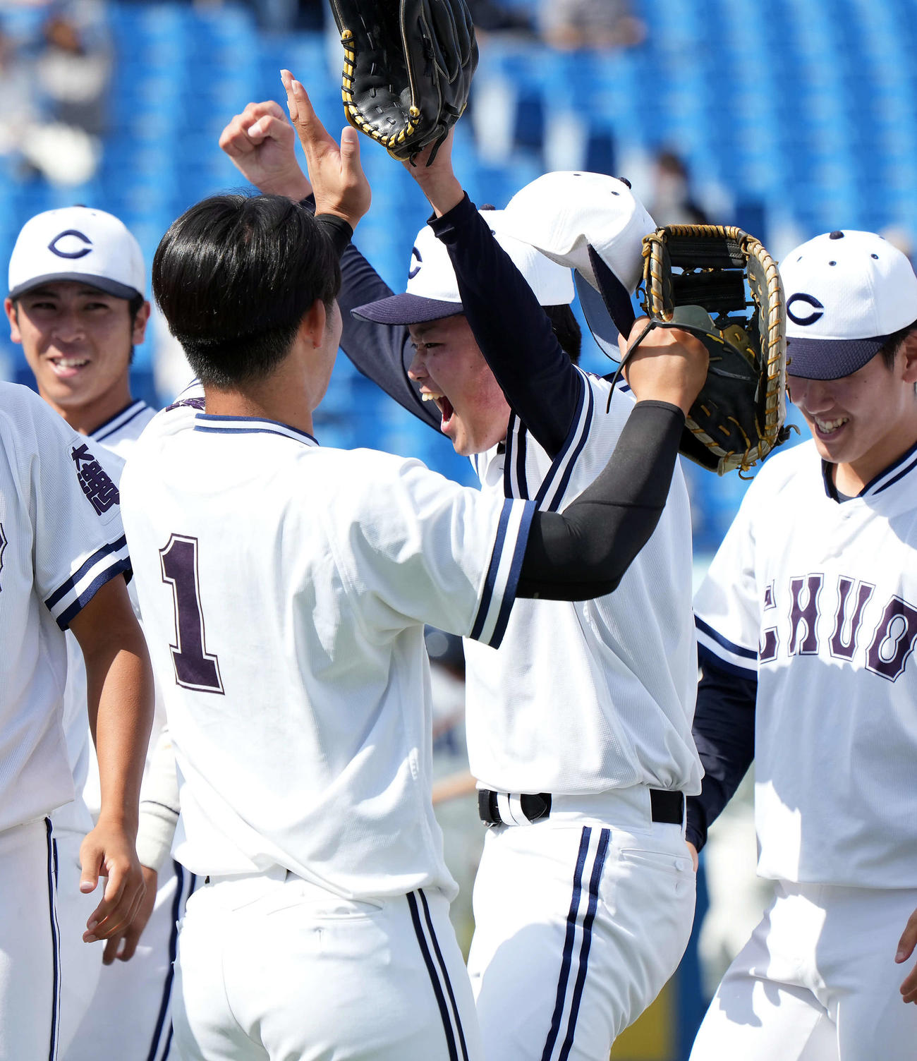 東洋大対中大　完封勝利を飾りほえる中大の石田（撮影・たえ見朱実）
