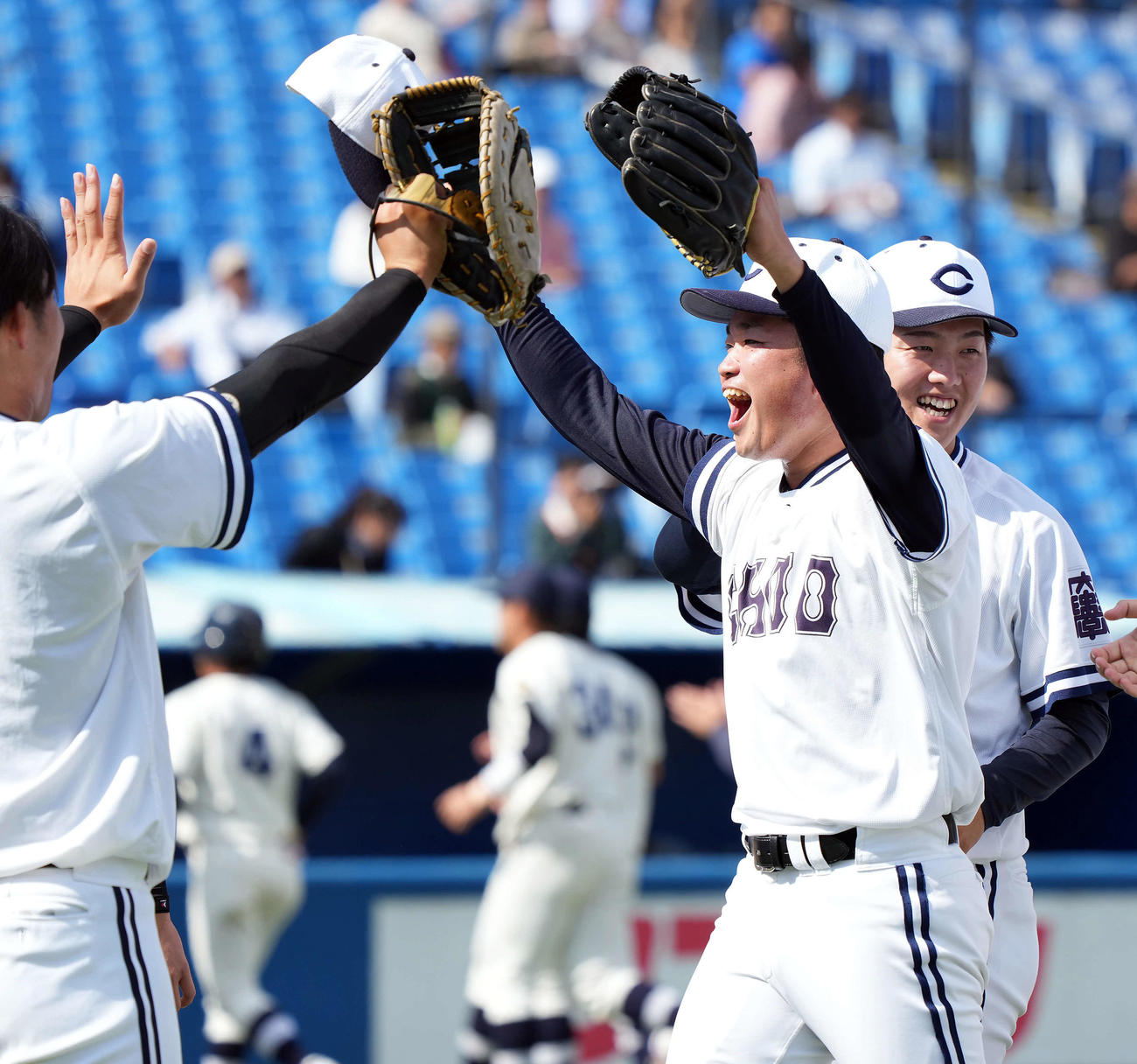 東洋大対中大　完封勝利を飾りガッツポーズを決める中大の石田（撮影・たえ見朱実）