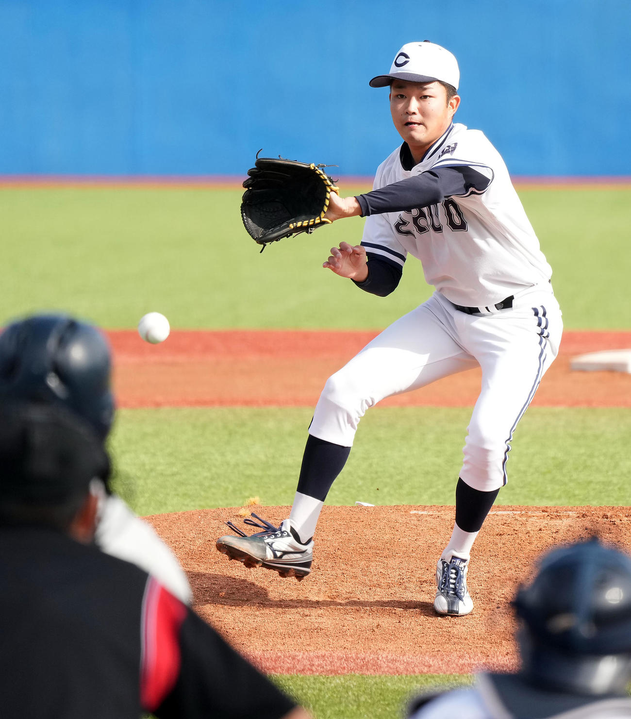 東洋大対中大　1回表東洋大2死、橋本を遊ゴロに仕留める中大の先発石田（撮影・たえ見朱実）