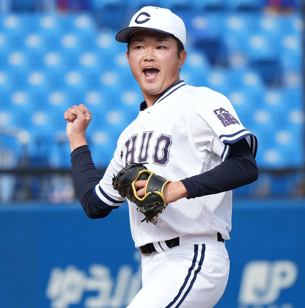 東洋大対中大　3回表、ランナーを背負いながら無失点に抑えガッツポーズを決める中大の先発石田（撮影・たえ見朱実）