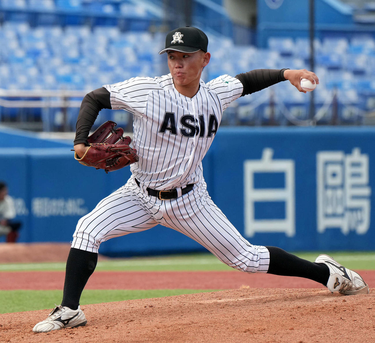 国学院大対亜大　4回途中からマウンドに上がった亜大木戸（撮影・たえ見朱実）