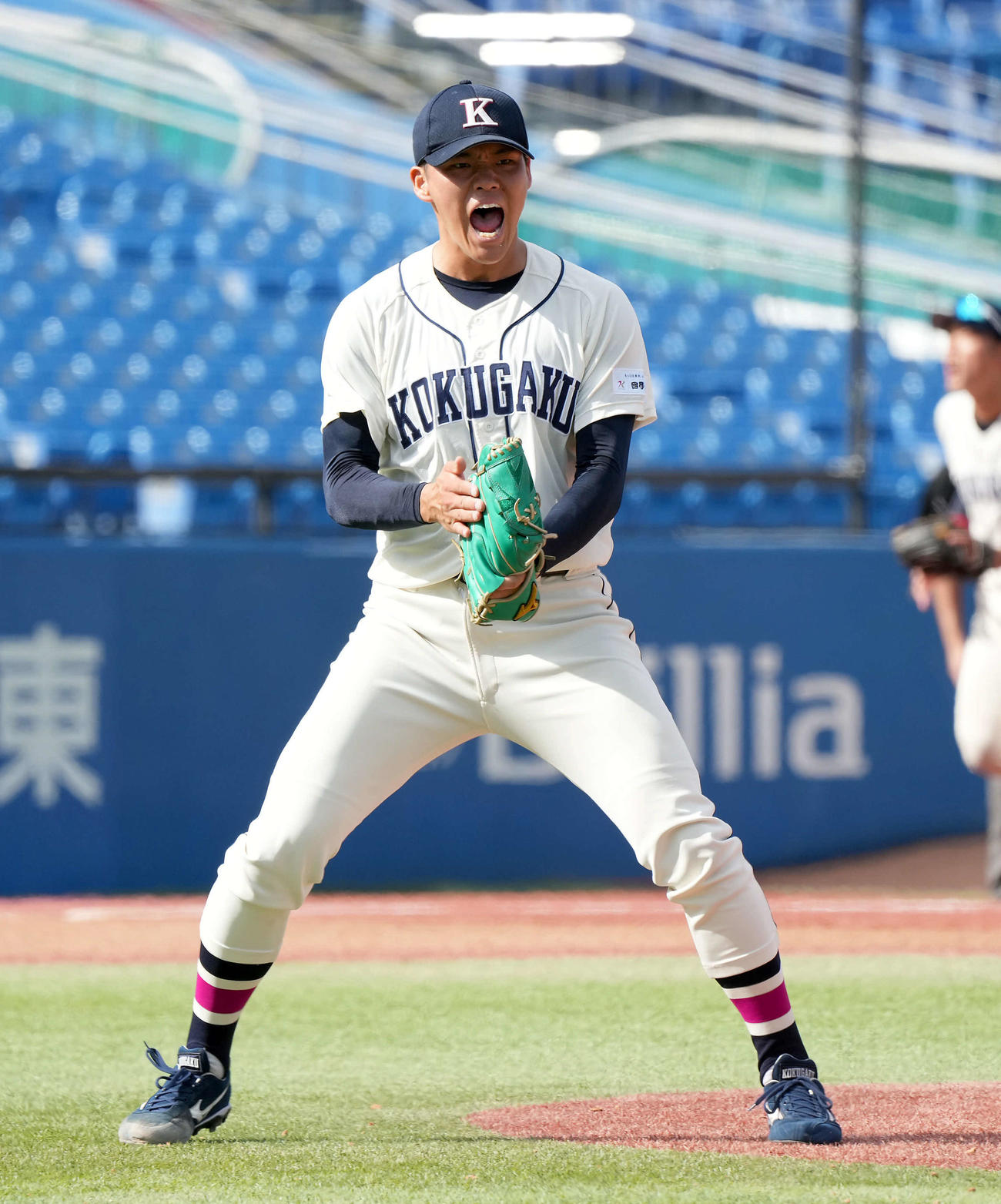 国学院大対亜大　5回裏亜大2死一、二塁、笠松を見逃し三振に仕留めほえる坂口（撮影・たえ見朱実）